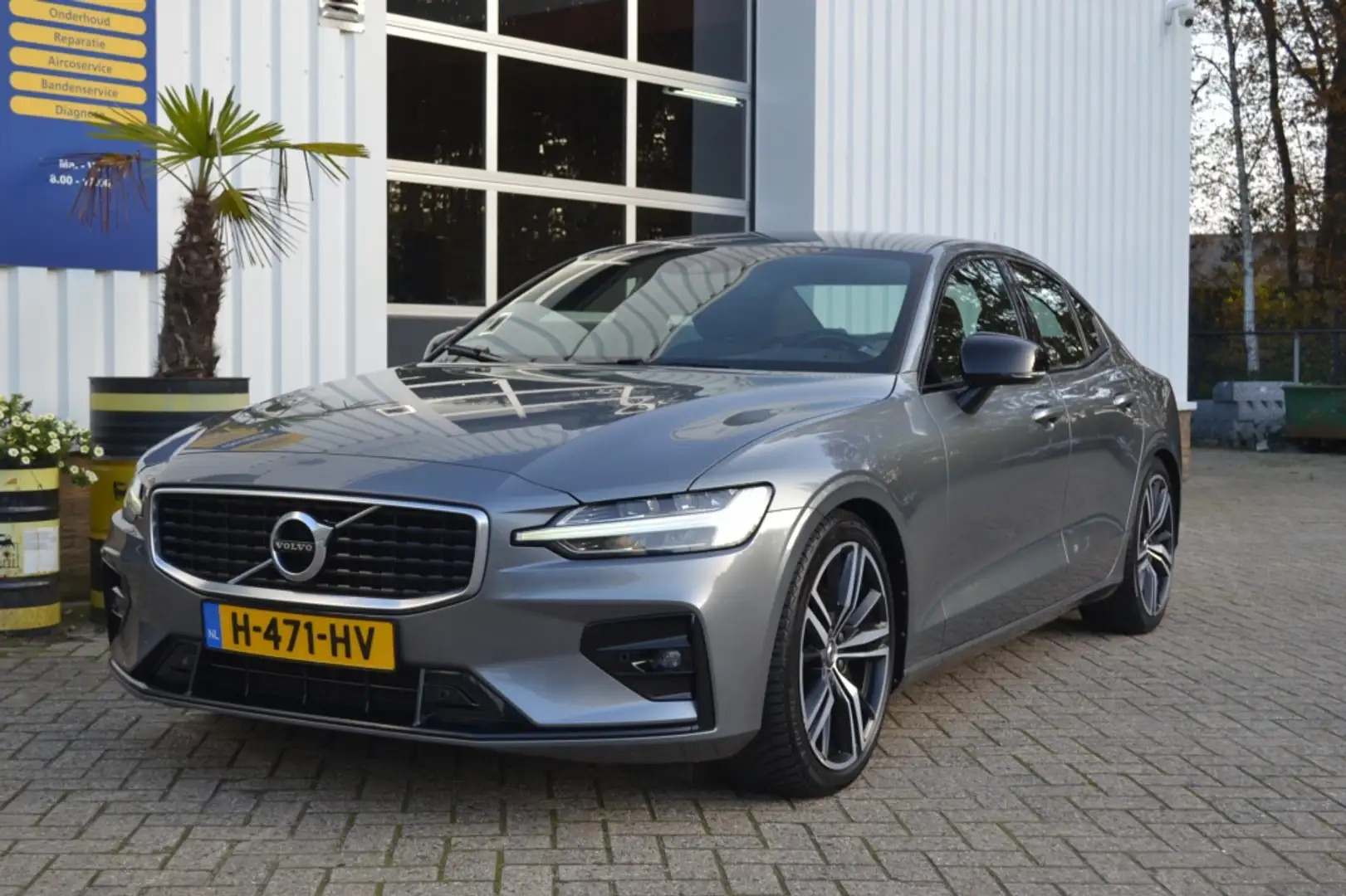 Volvo S60 2.0 T4 R-Design BTW Grijs - 1