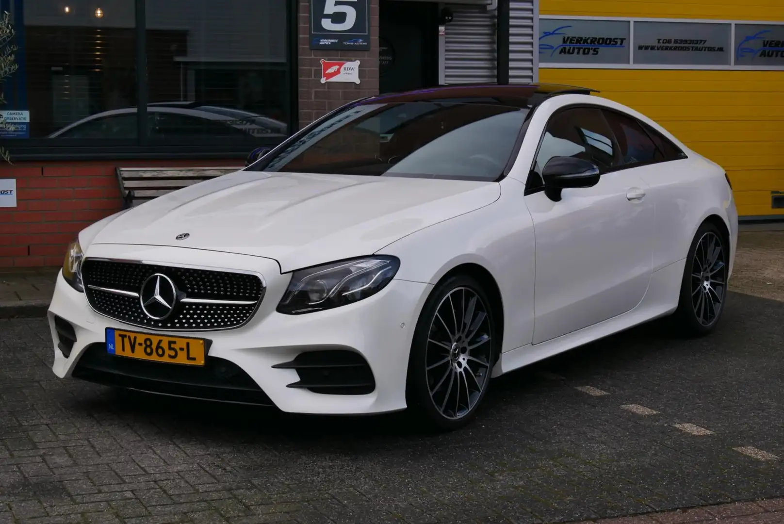 Mercedes-Benz E 200 Coupé Premium amg BTW. facelift. pano. widescreen. Weiß - 2