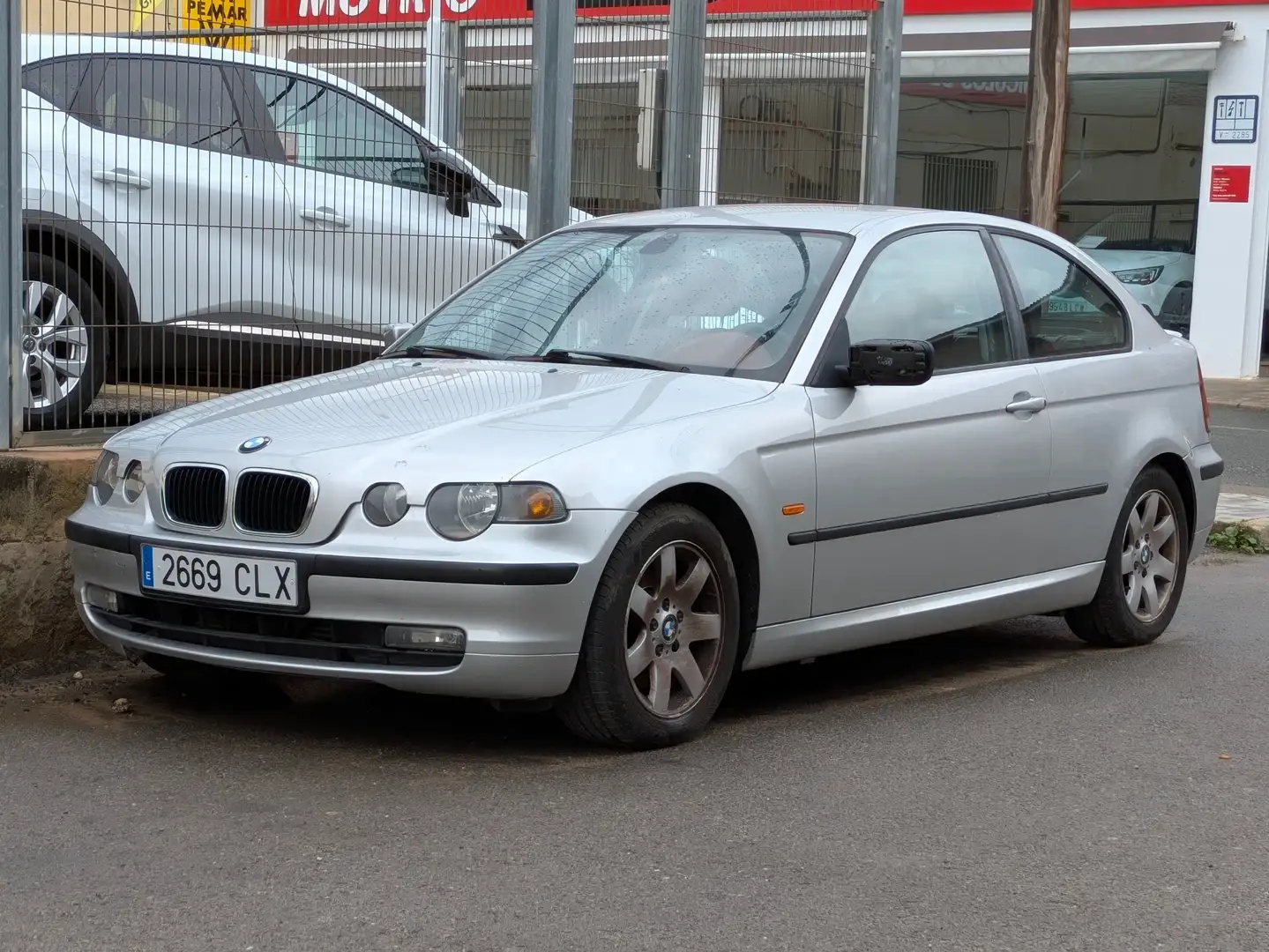 BMW 320 td Compact Aut. Individual MOTOR DAÑADO Stříbrná - 1