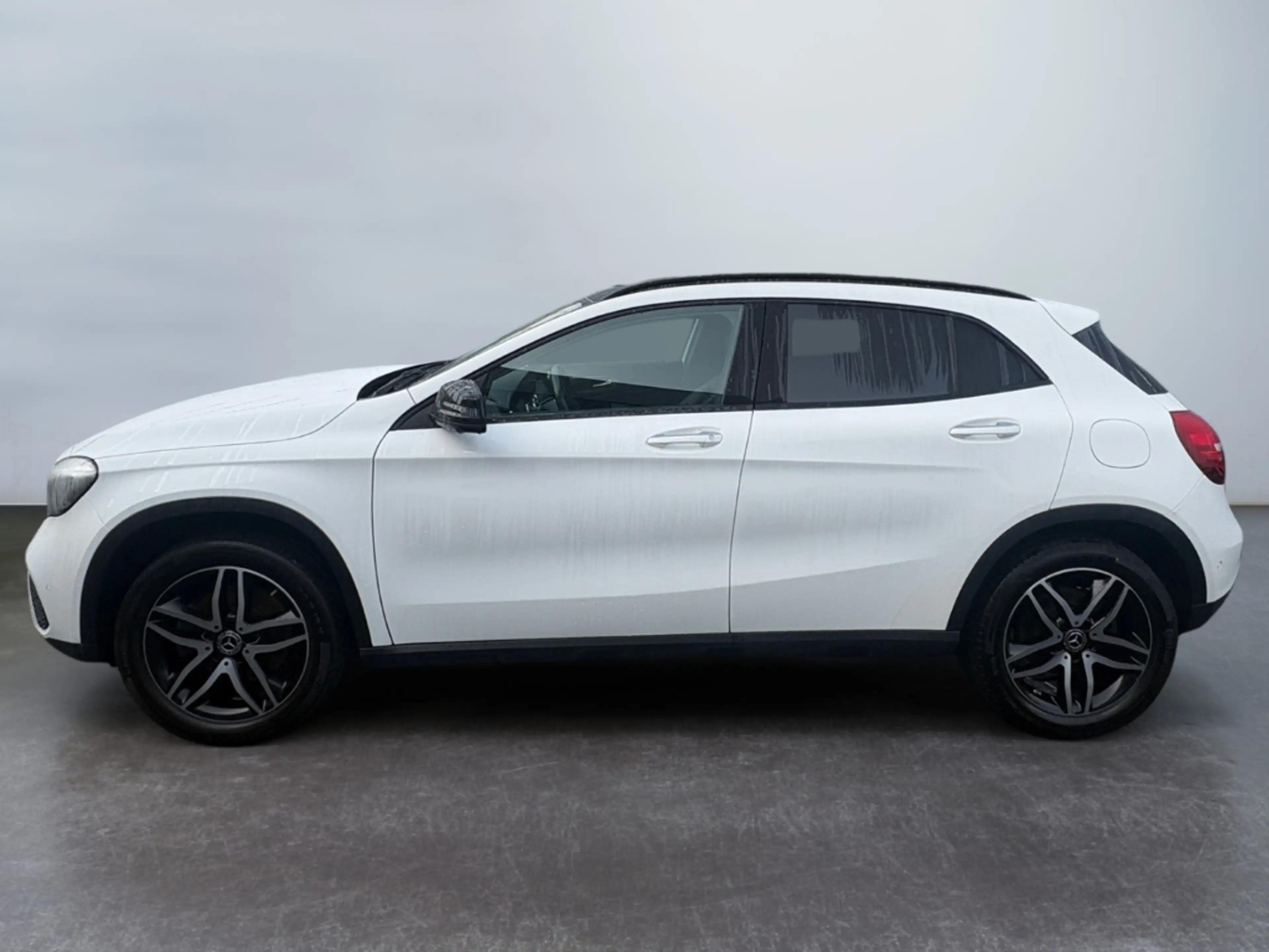 Mercedes-Benz GLA 220 4Matic*Pano*360°*LED*Night*AHK*Keyless*Memory* — photo 5