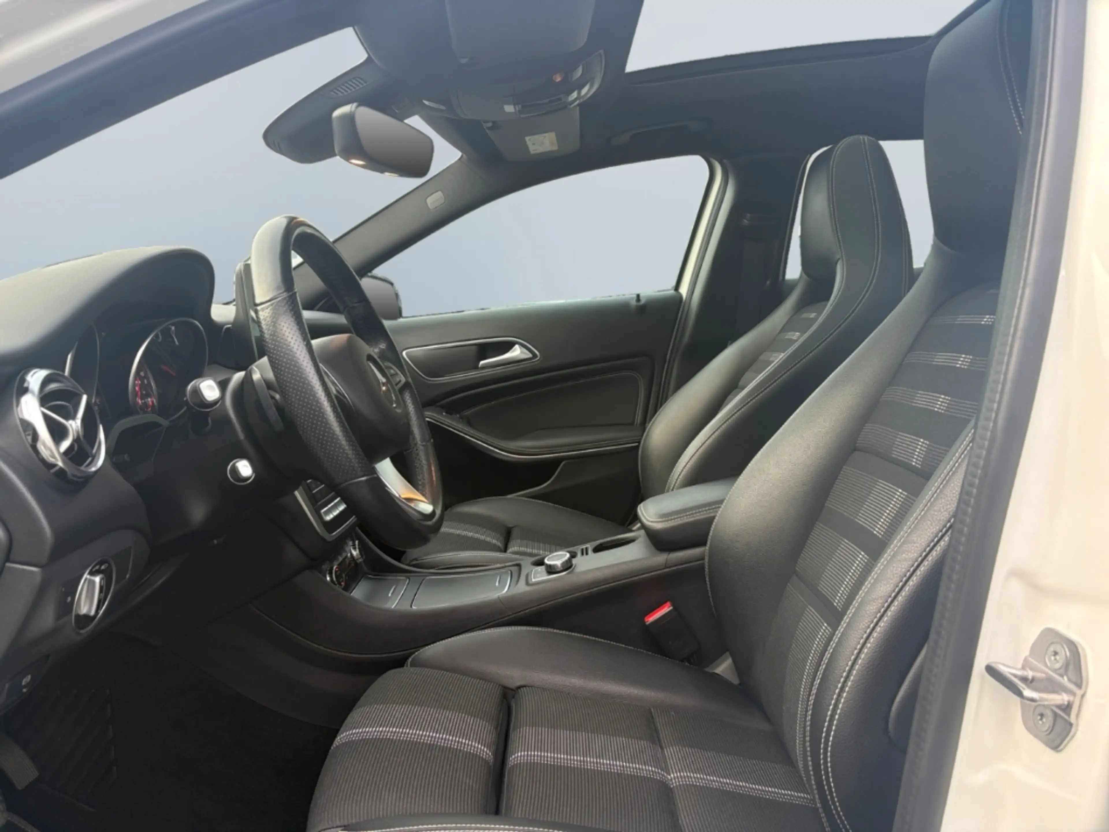 Mercedes-Benz GLA 220 4Matic*Pano*360°*LED*Night*AHK*Keyless*Memory* — photo 9