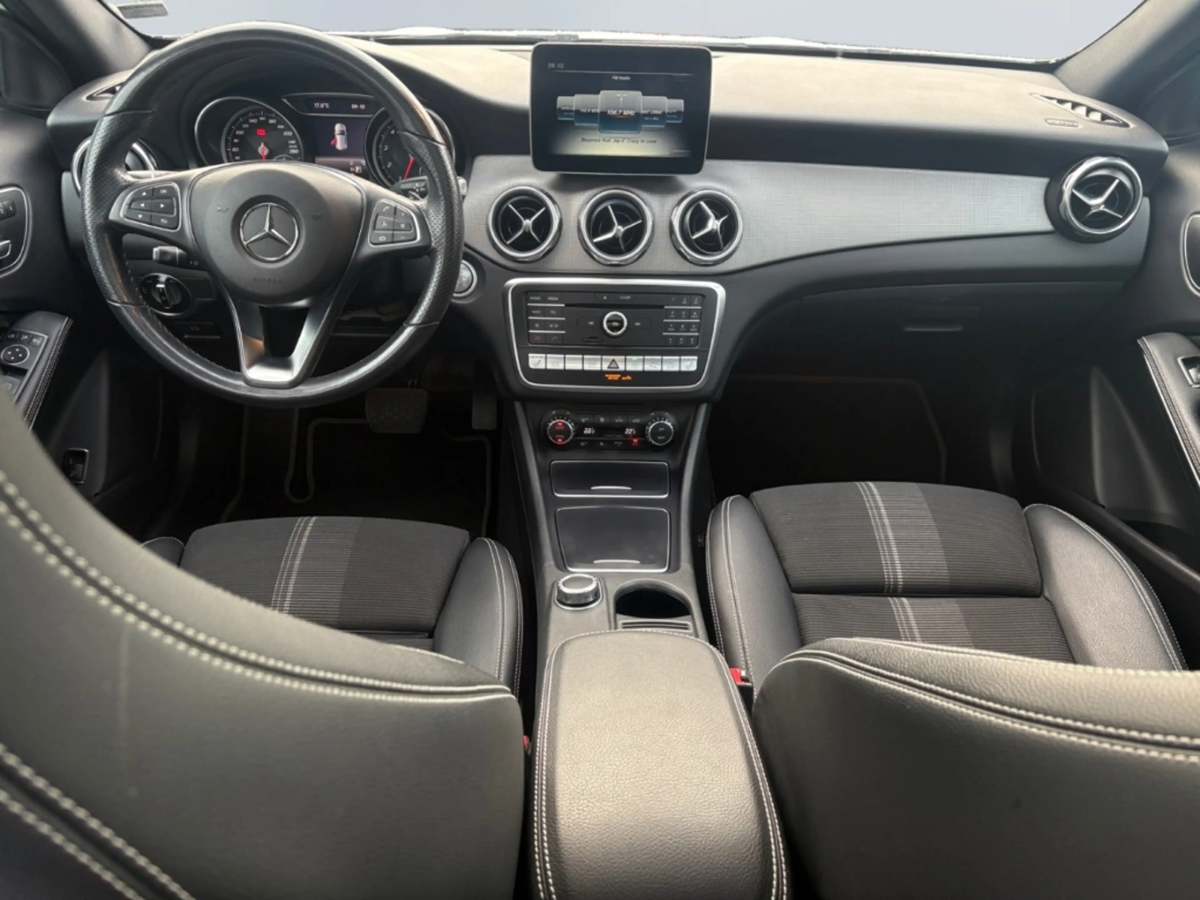 Mercedes-Benz GLA 220 4Matic*Pano*360°*LED*Night*AHK*Keyless*Memory* — photo 11
