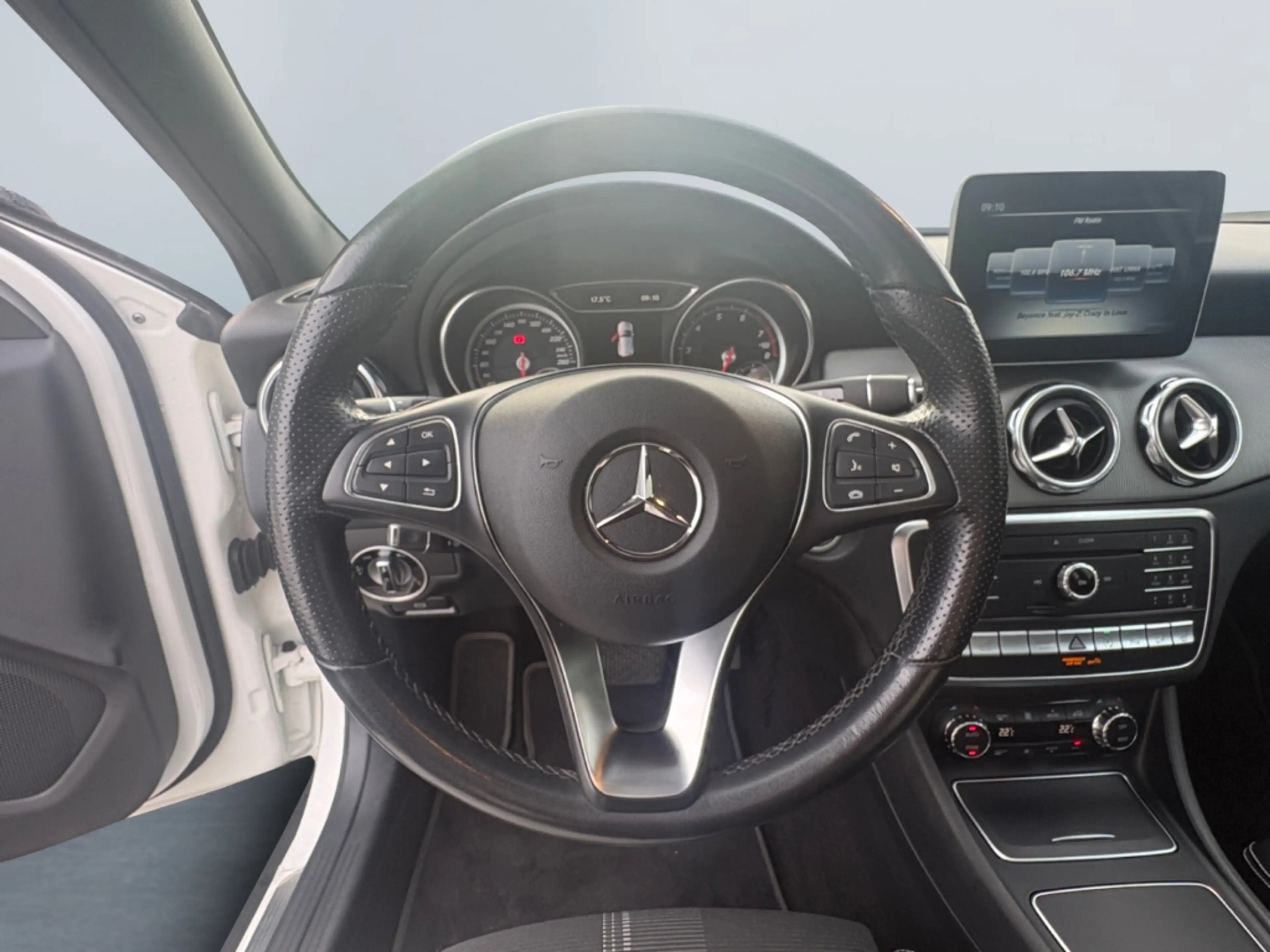 Mercedes-Benz GLA 220 4Matic*Pano*360°*LED*Night*AHK*Keyless*Memory* — photo 12