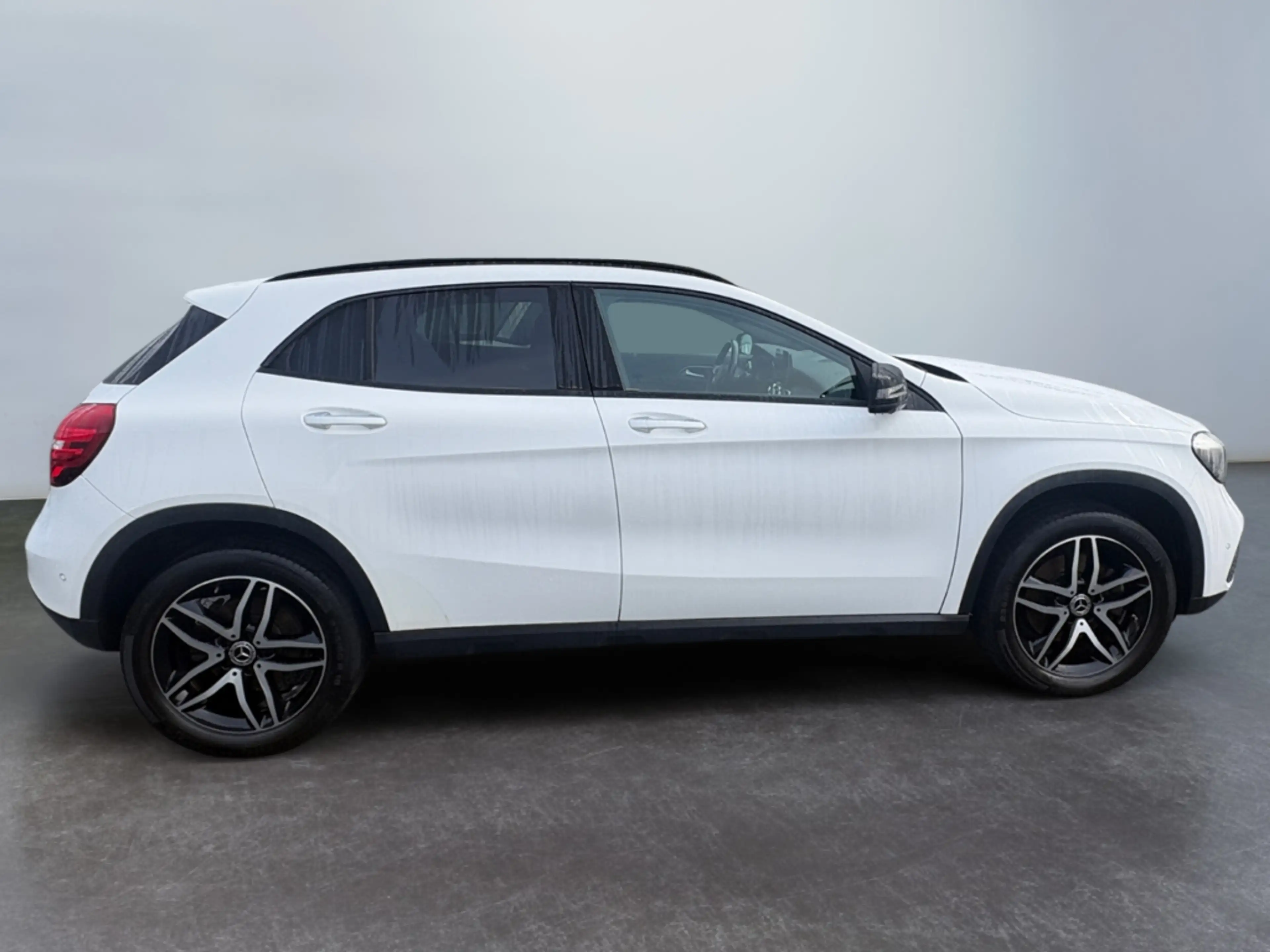 Mercedes-Benz GLA 220 4Matic*Pano*360°*LED*Night*AHK*Keyless*Memory* — photo 10