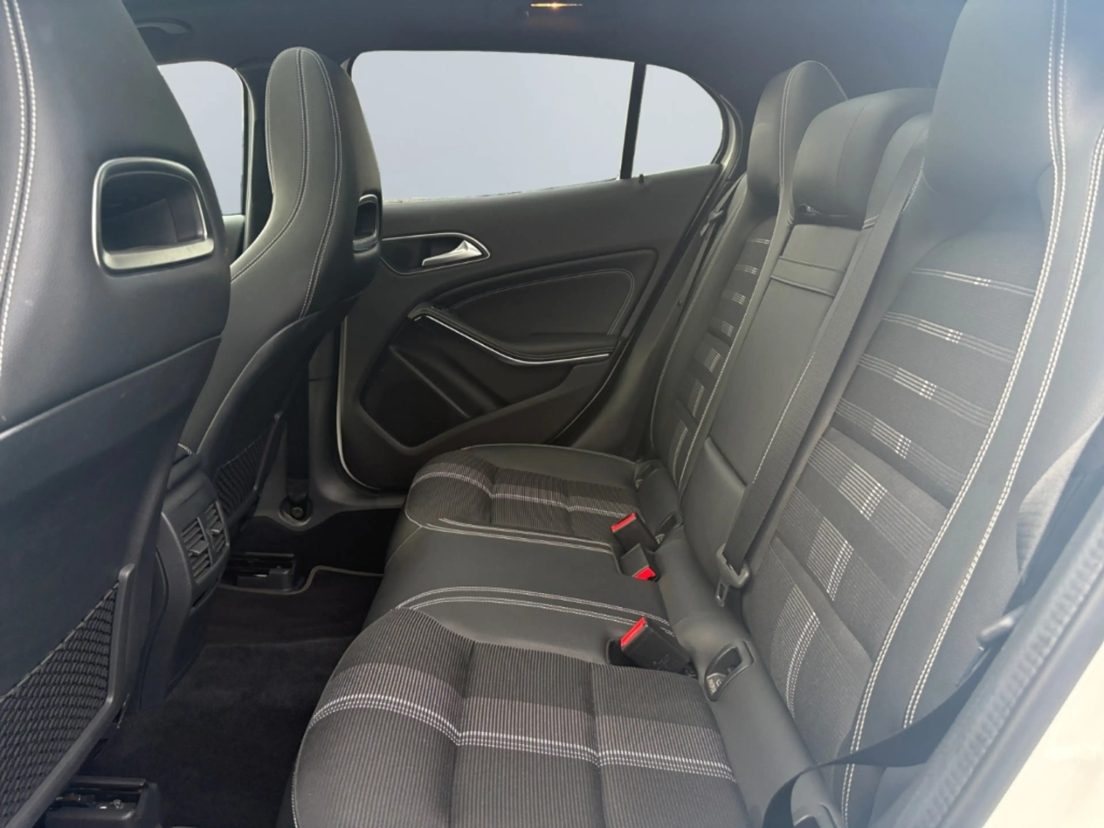 Mercedes-Benz GLA 220 4Matic*Pano*360°*LED*Night*AHK*Keyless*Memory* — photo 15