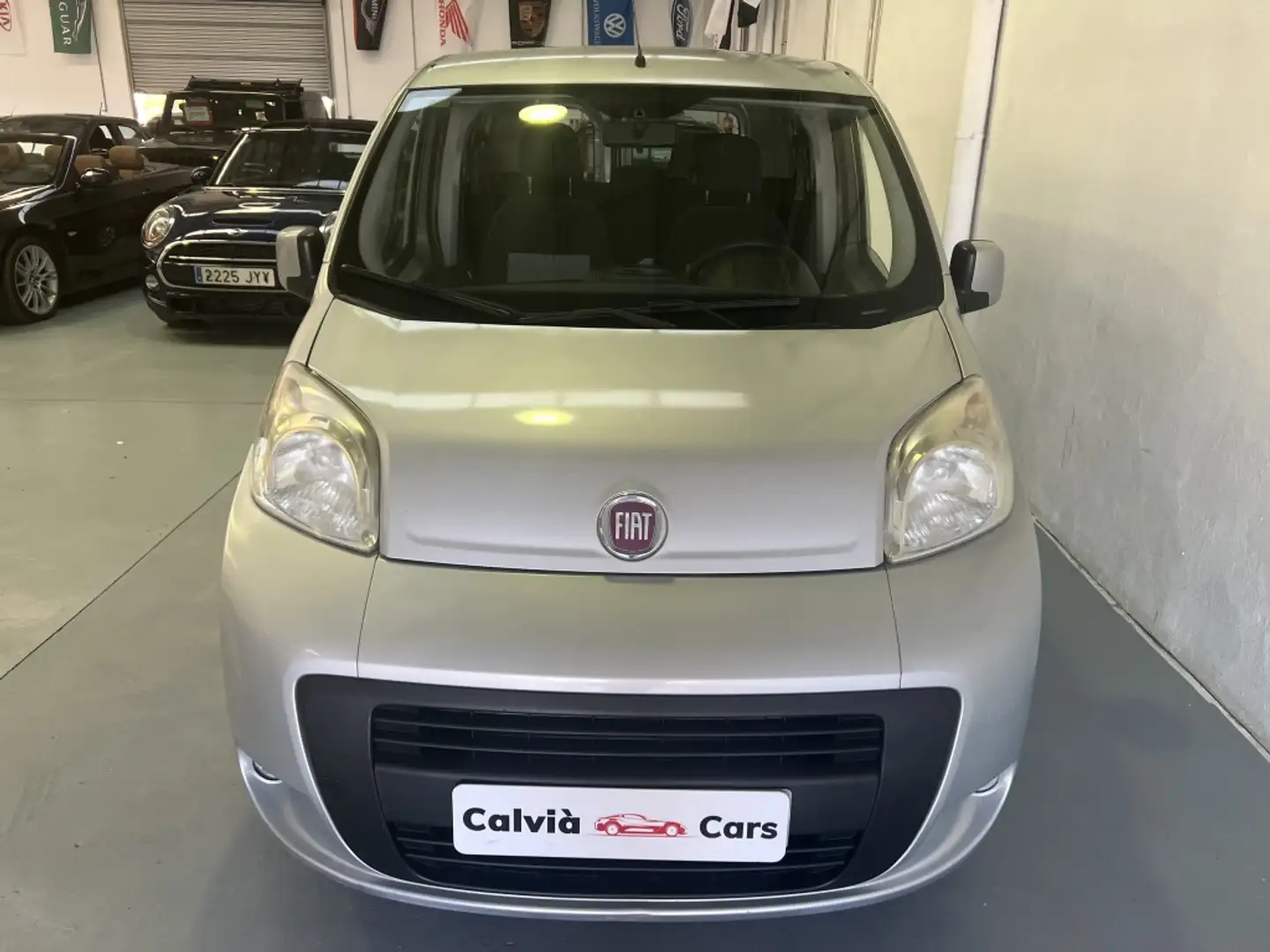Fiat Qubo Familiar Automático de 5 Puertas Gris - 2