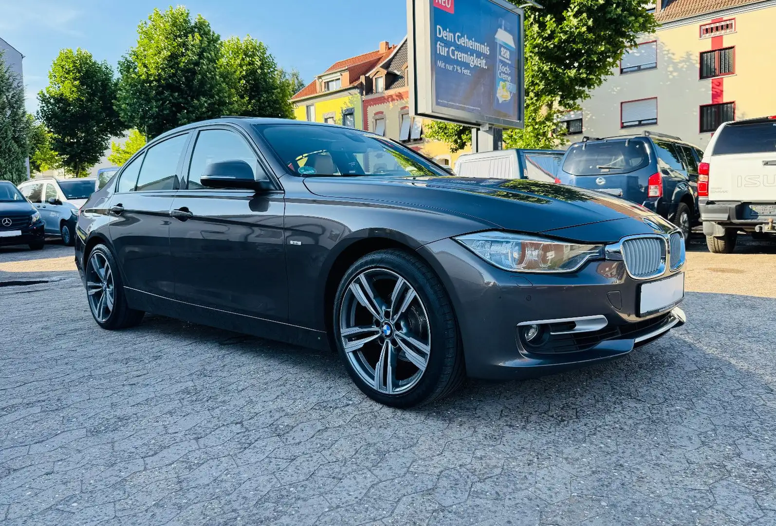 BMW 320 i Lim. Modern Navi Xenon Spur Harman-Kardon Brun - 1