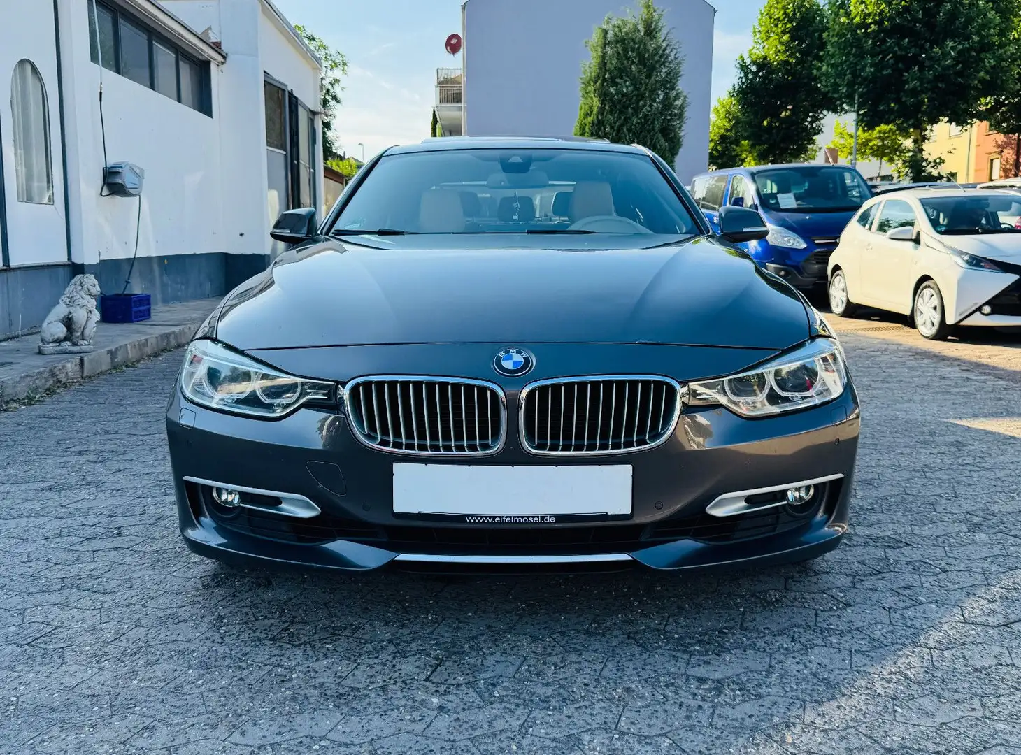 BMW 320 i Lim. Modern Navi Xenon Spur Harman-Kardon Brun - 2
