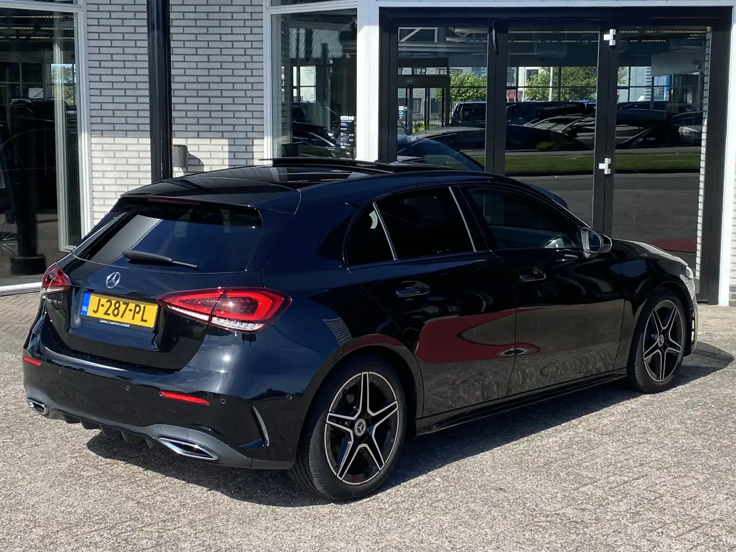 Mercedes-Benz A 180 AMG | Panoramadak | Night Pakket Zwart - 2