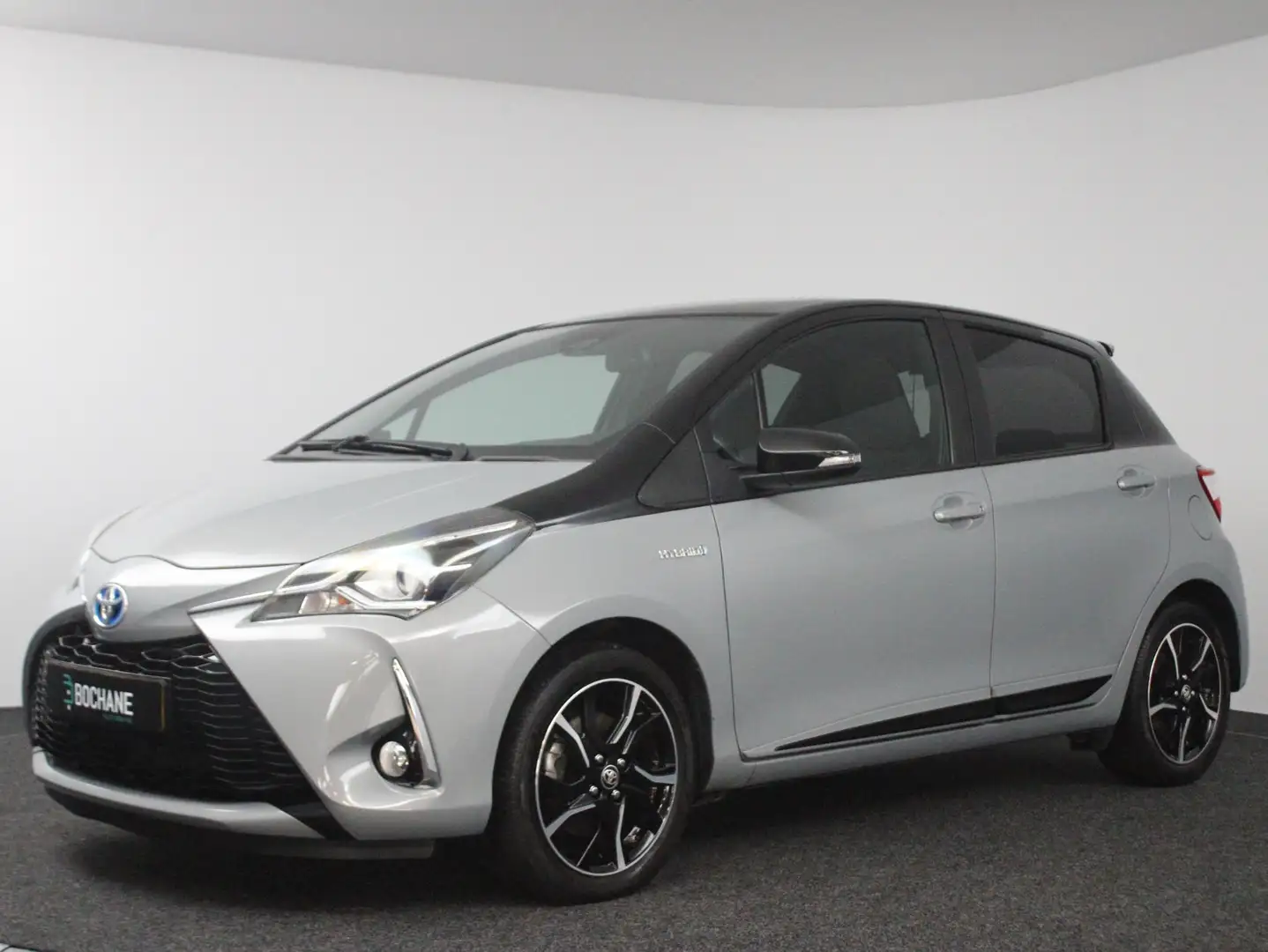Toyota Yaris 1.5 Hybrid Bi-Tone Plus | Navi | Clima | Panoramad Grijs - 2