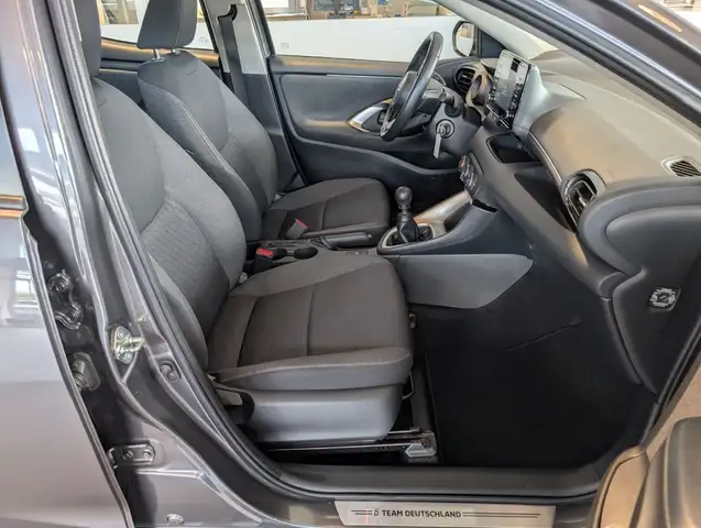 Toyota Yaris view 3