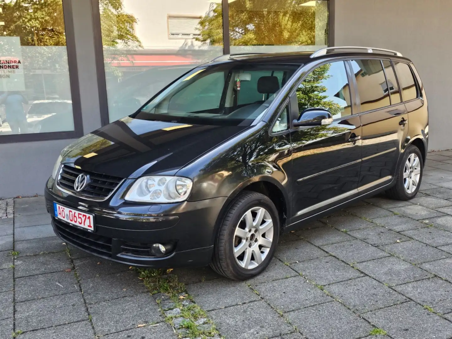 Volkswagen Touran Highline 7-SITZER SHZ KLIMAA. TÜV 11/2026 Schwarz - 2