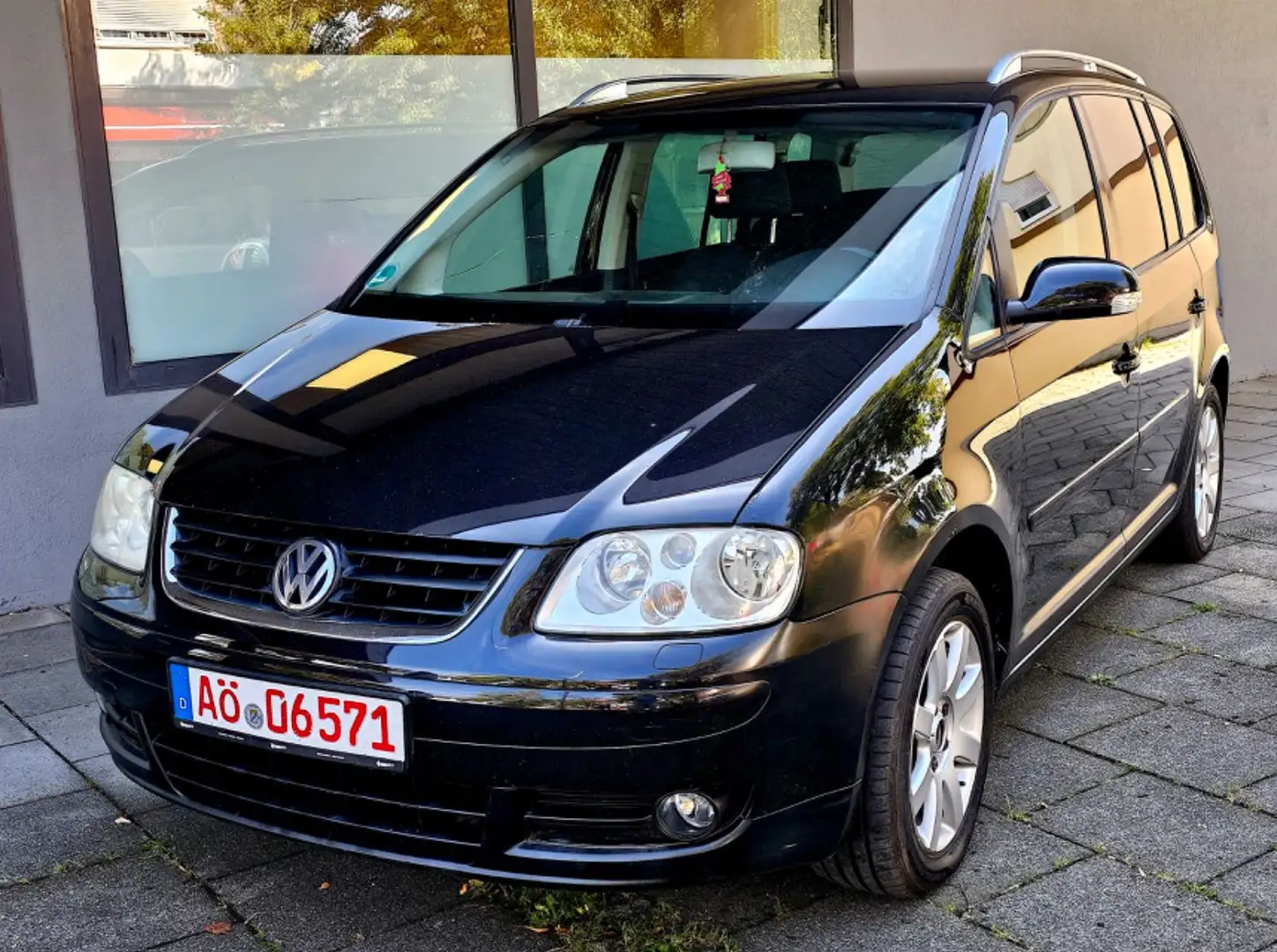 Volkswagen Touran Highline 7-SITZER SHZ KLIMAA. TÜV 11/2026 Schwarz - 1