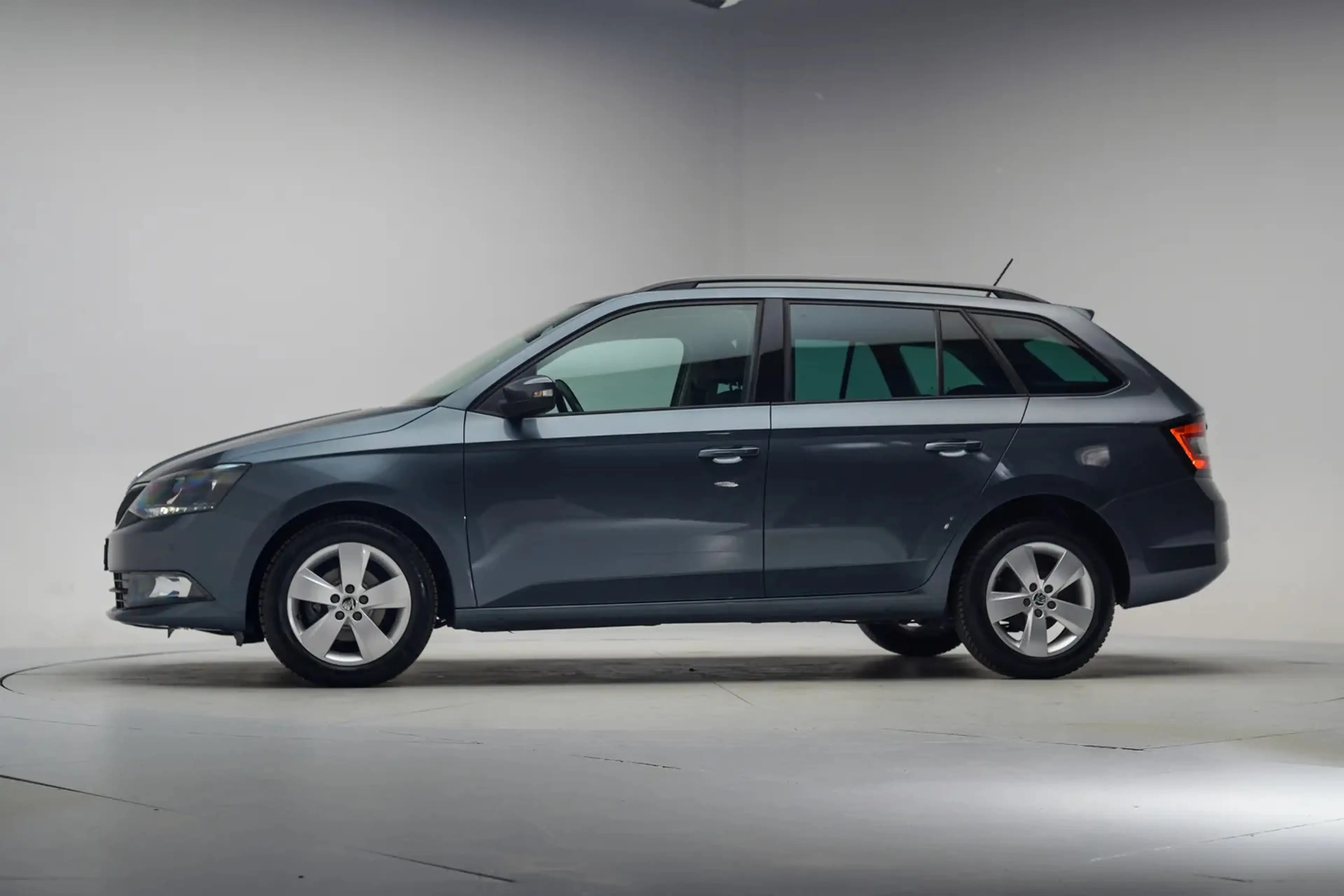 Skoda Fabia 1.0 TSI Drive [ Navi Camera Cruise ] — photo 2