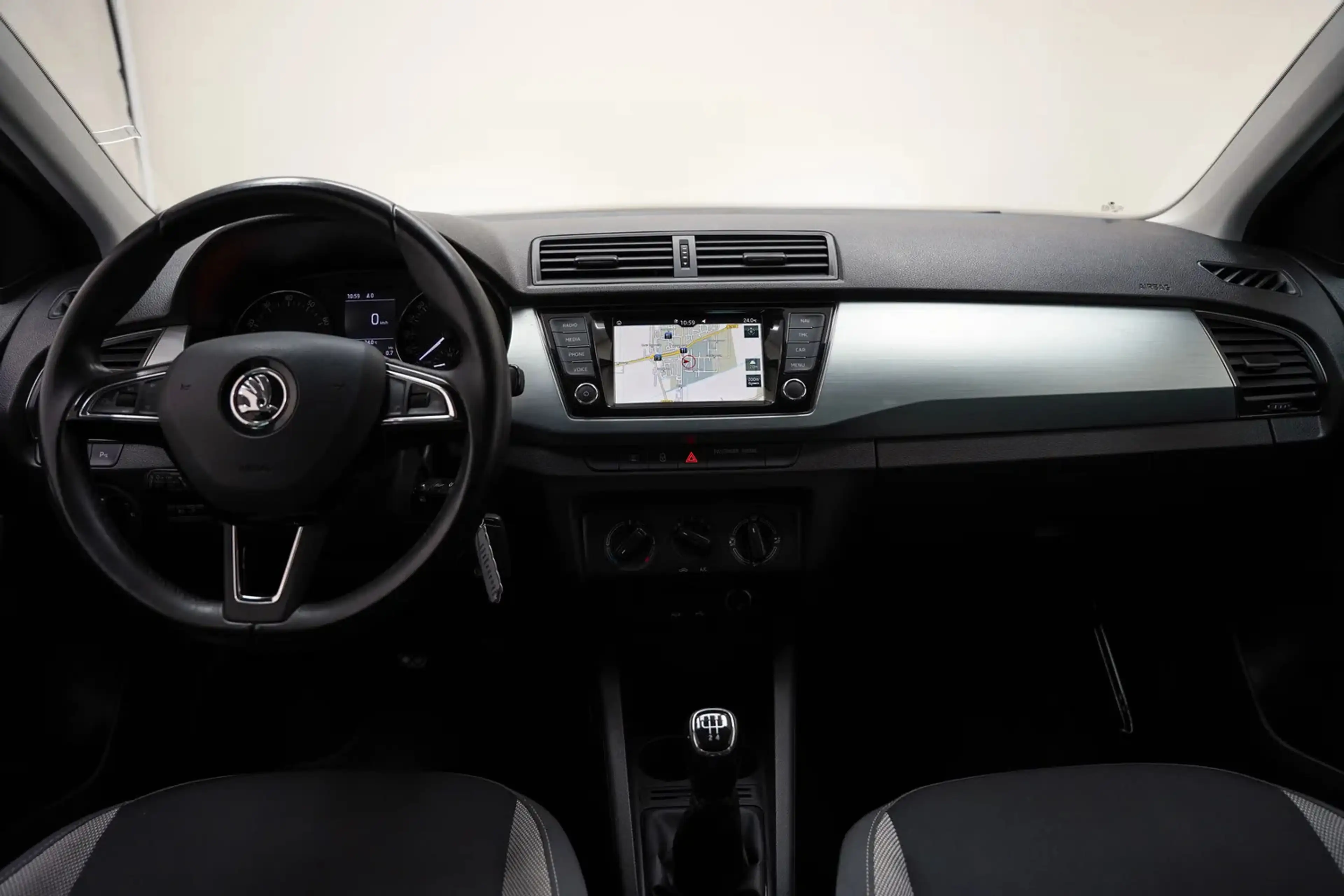 Skoda Fabia 1.0 TSI Drive [ Navi Camera Cruise ] — photo 4