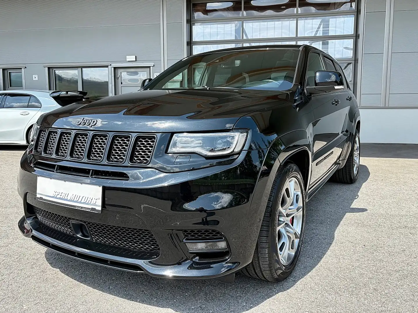 Jeep Grand Cherokee 6,4 V8 HEMI SRT Zwart - 1