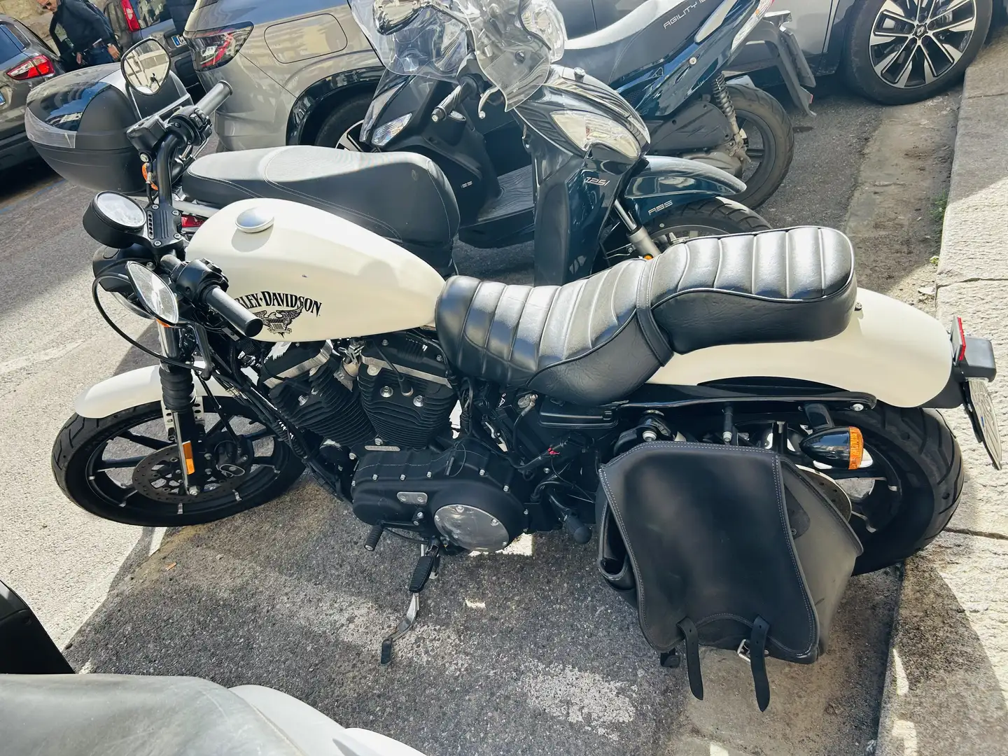 Harley-Davidson Iron 883 doppio sedile e borsonw laterale - 1