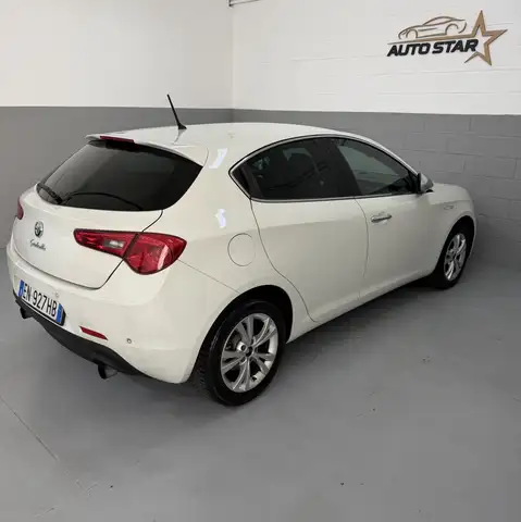 Alfa Romeo Giulietta view 4