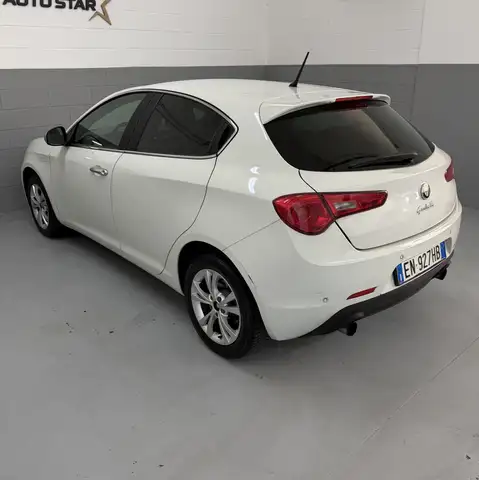 Alfa Romeo Giulietta view 5