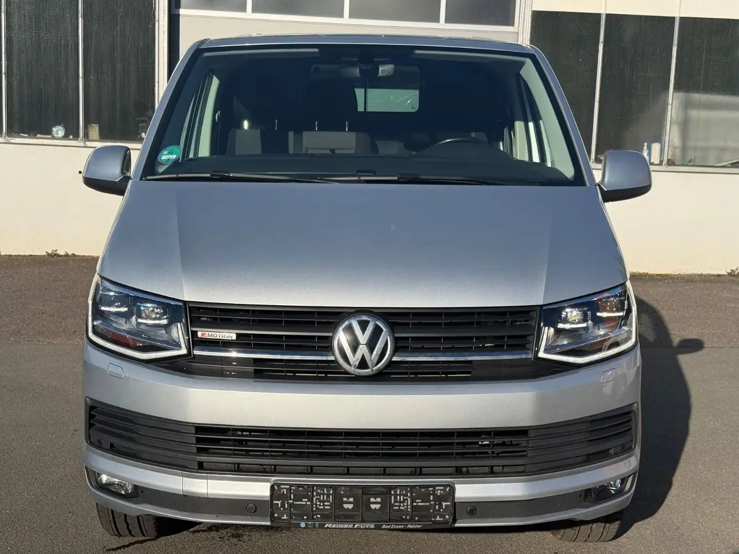 Volkswagen T6 Transporter 4Motion 2.0 TDI LED RFK AHK Navi Silber - 2