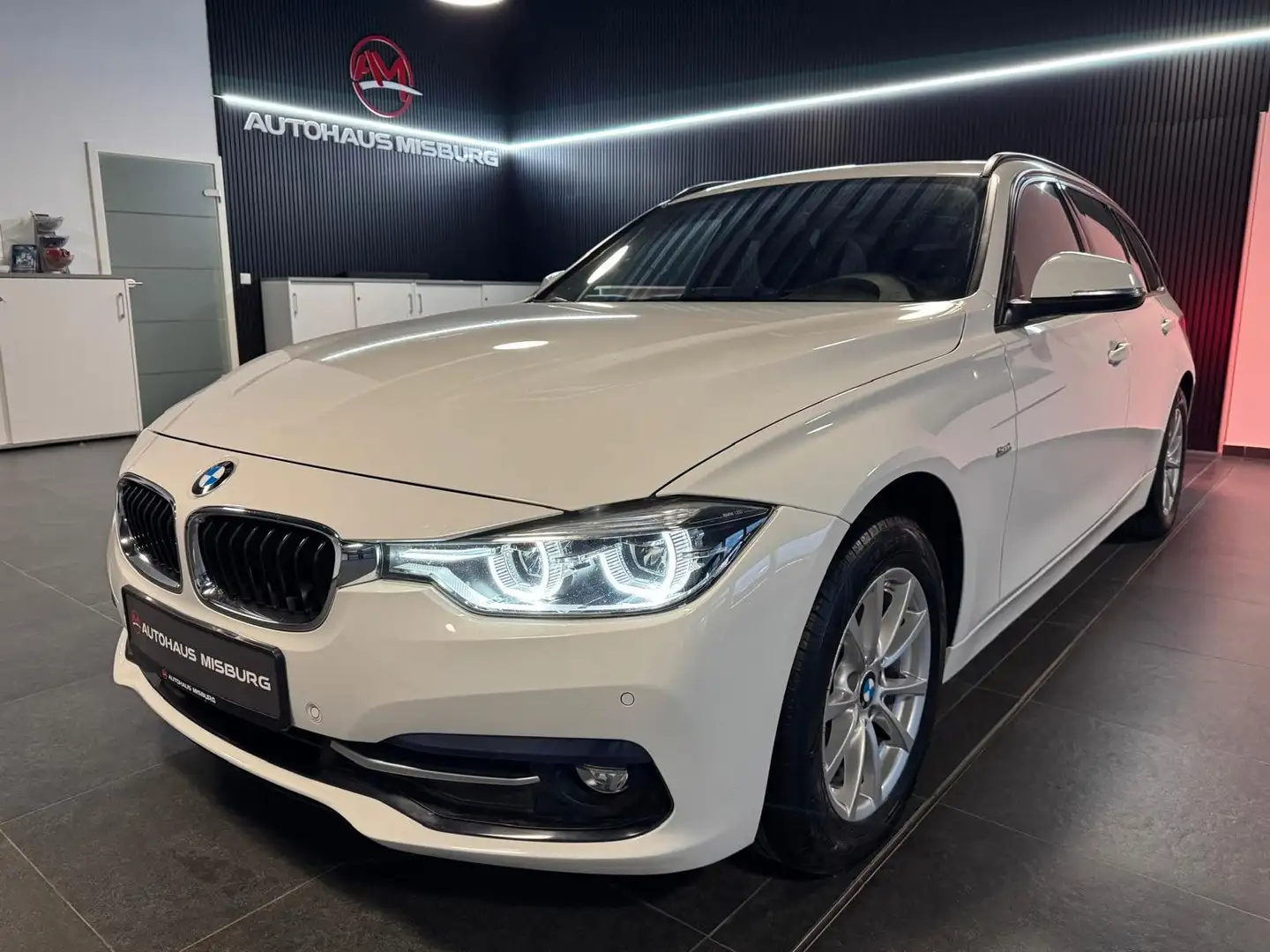 BMW 320 d Touring xDrive Sport Line/Pano+AHK+Keyless Blanc - 1