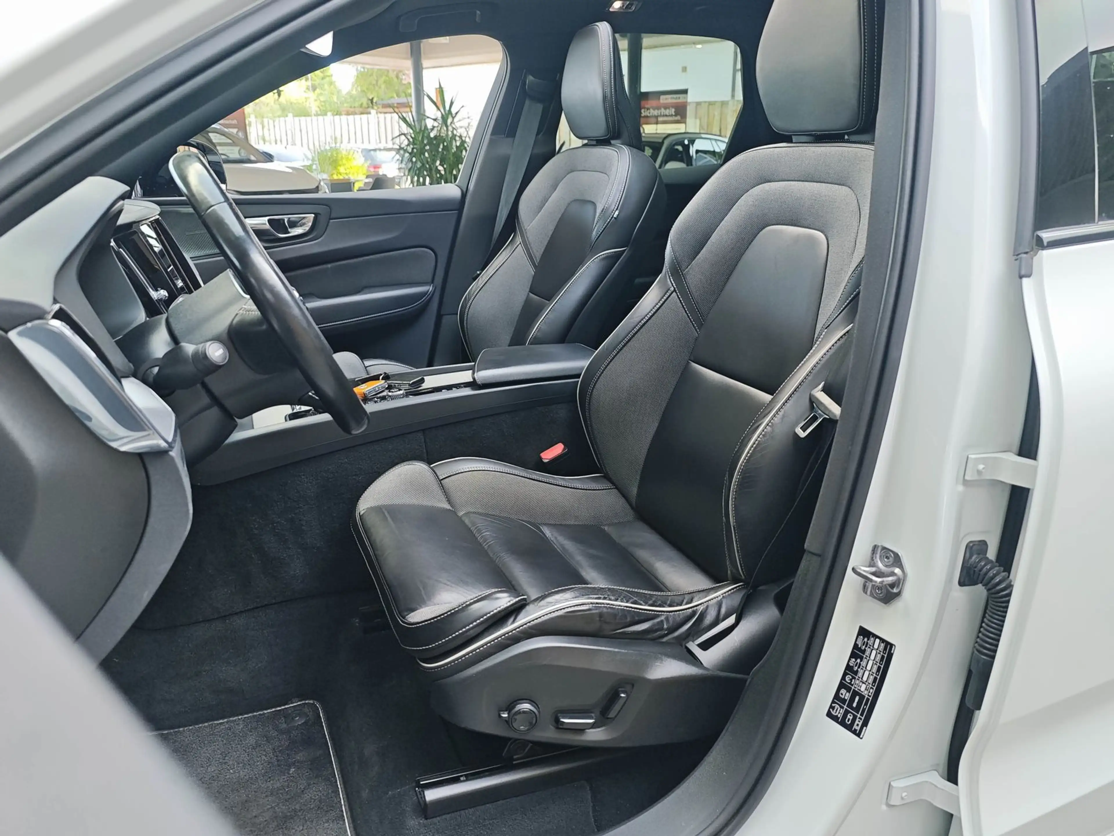 Volvo XC60 R Design AWD Pano Kamera CarPlay H&K AHK — photo 2