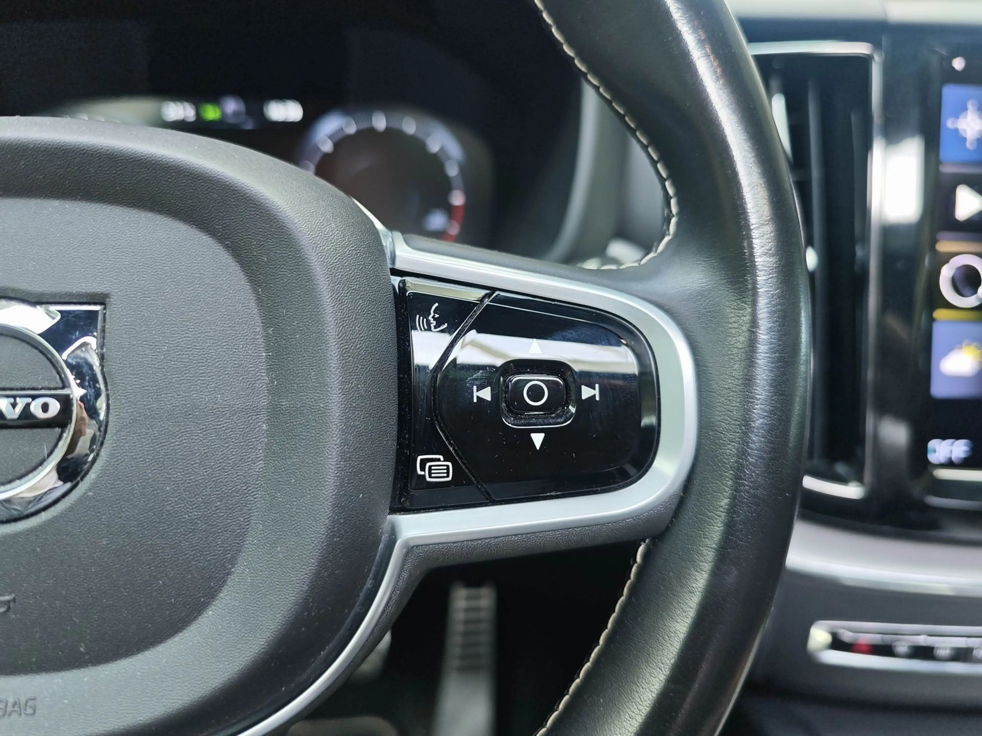 Volvo XC60 R Design AWD Pano Kamera CarPlay H&K AHK — photo 12