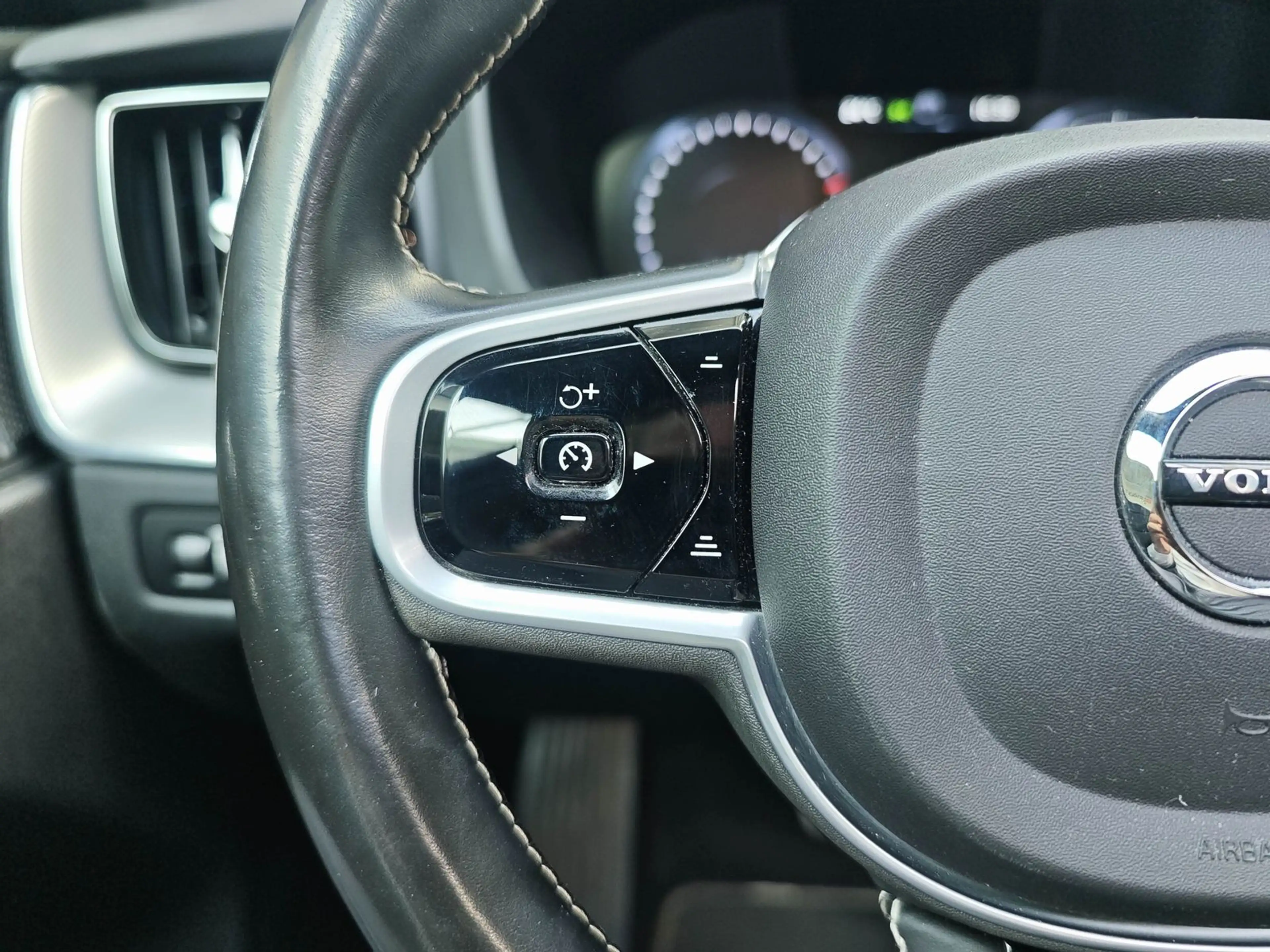 Volvo XC60 R Design AWD Pano Kamera CarPlay H&K AHK — photo 11