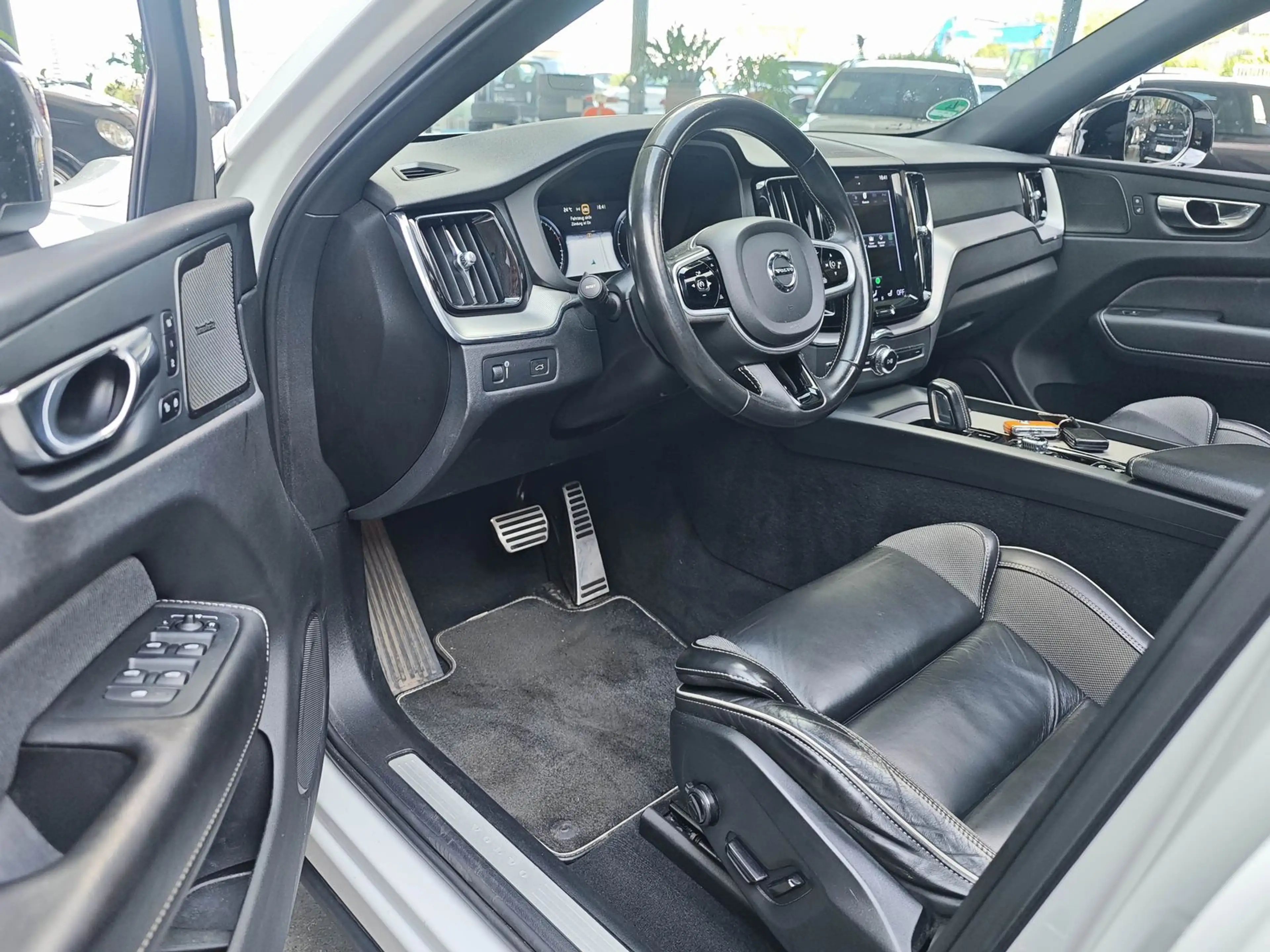 Volvo XC60 R Design AWD Pano Kamera CarPlay H&K AHK — photo 9