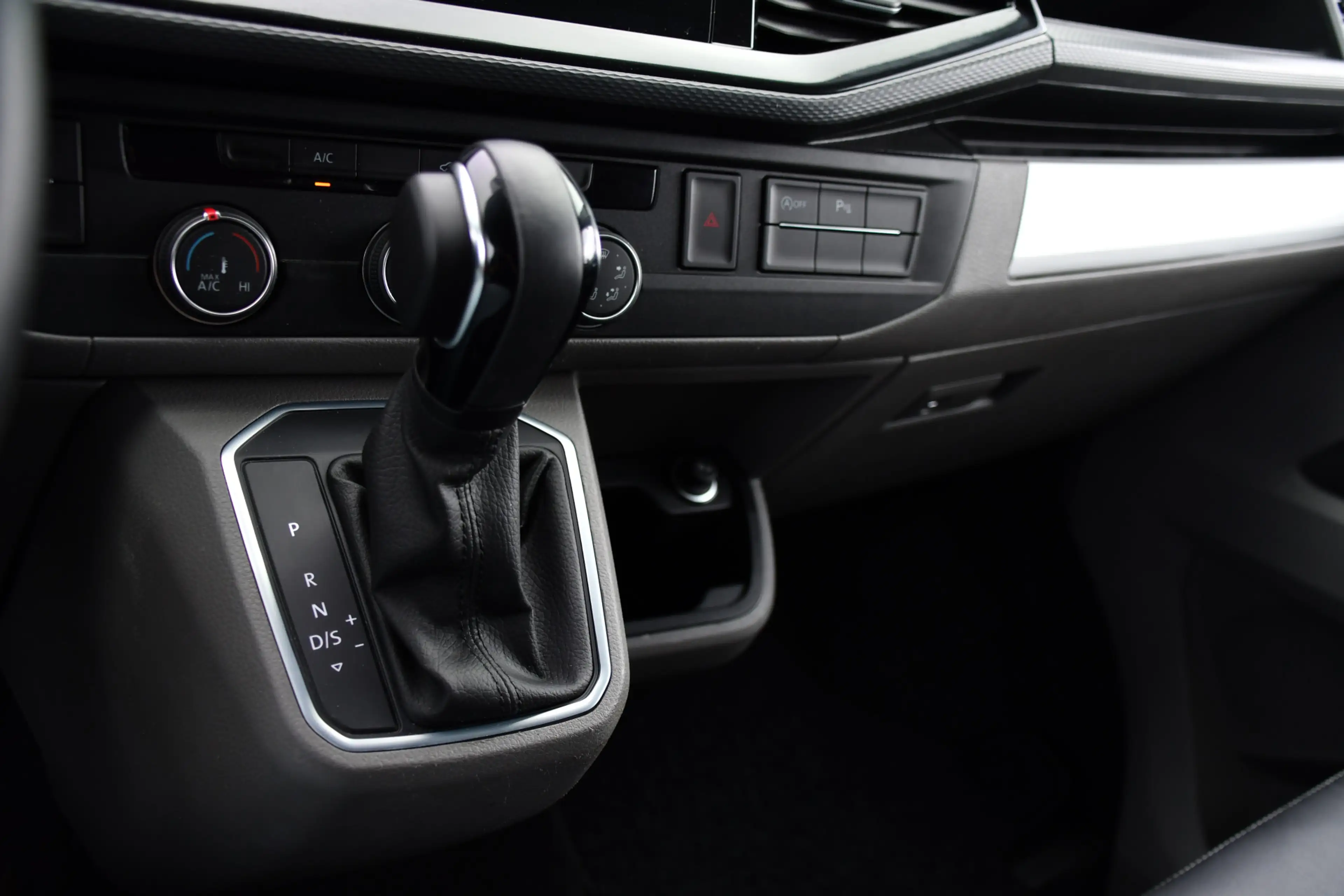 Volkswagen T6.1 Transporter 2.0 TDI L2H1 28 Bulli Virtual, Camera, Carplay, Ad — photo 21