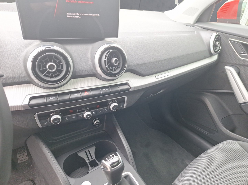 Audi Q2 35 TFSI S line — photo 10