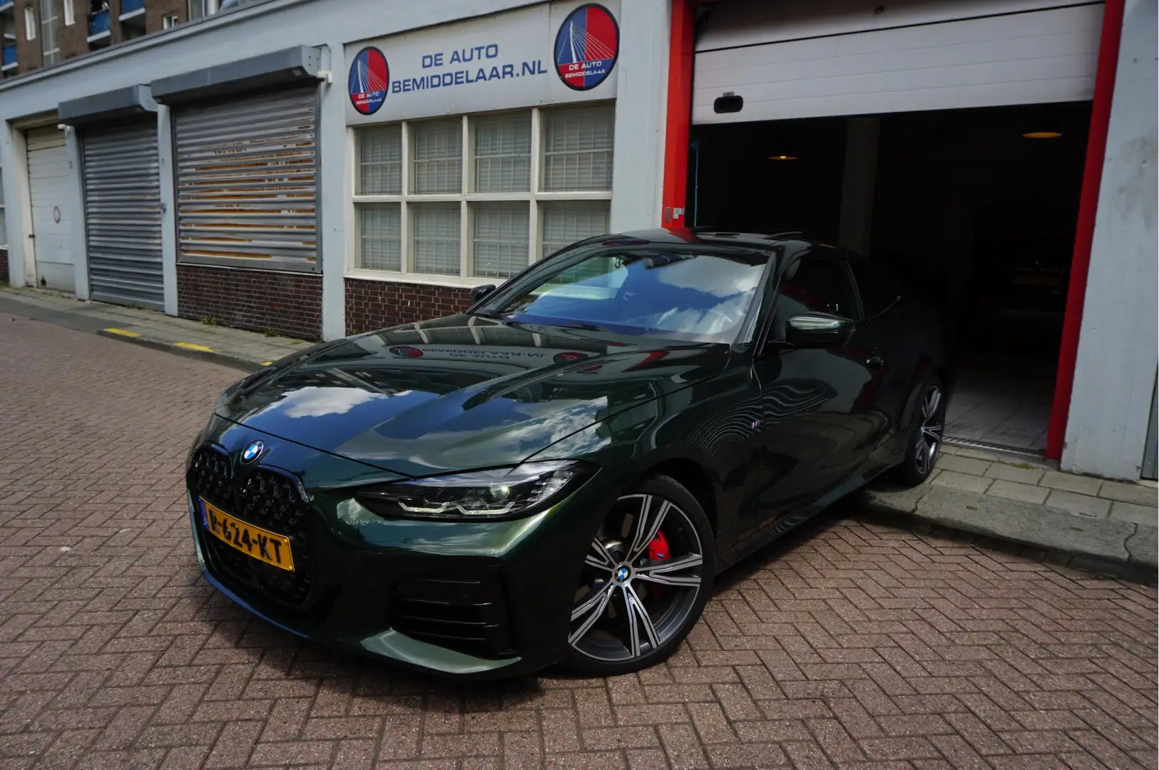 BMW 440 4-serie Coupé 440i xDrive High Executive | M-SPORT Groen - 1