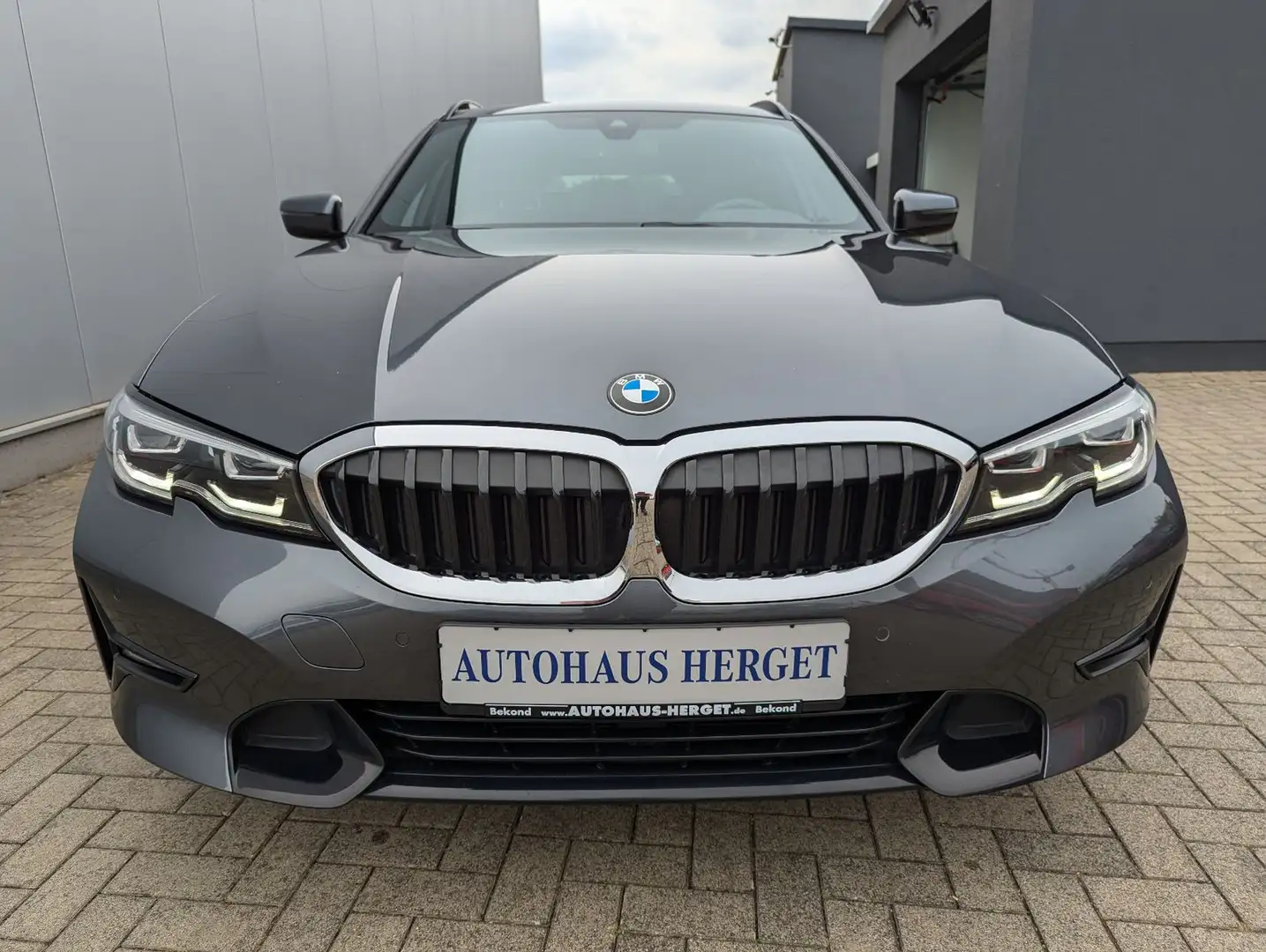 BMW 320 d xDrive Touring Sport-Automatik Sport Line Grau - 2