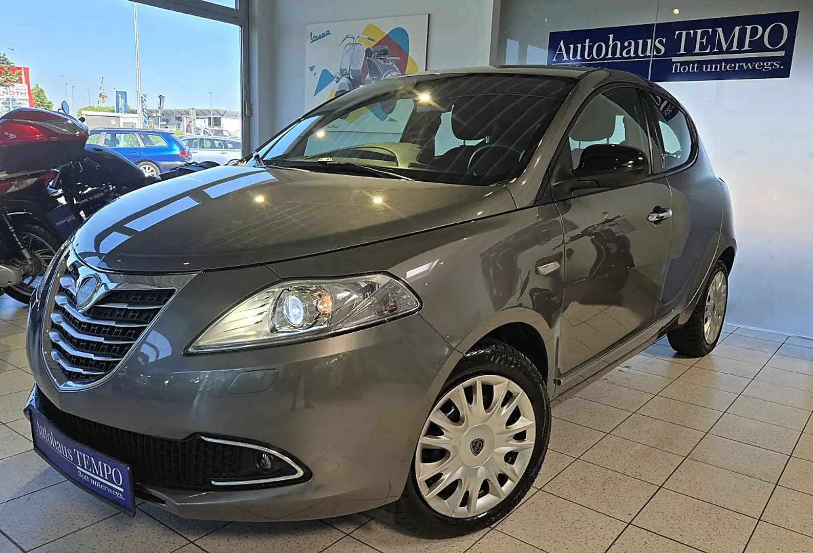 Lancia Ypsilon 1.2 8V --WENIG KILOMETER-- Grau - 1