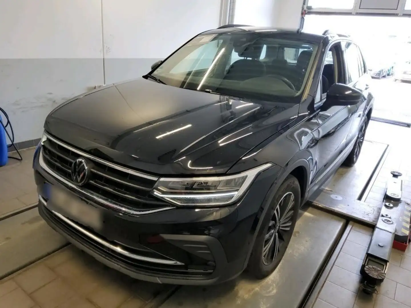 Volkswagen Tiguan 2.0 TDI DSG 4Motion AHK Navi Standheizung Schwarz - 2