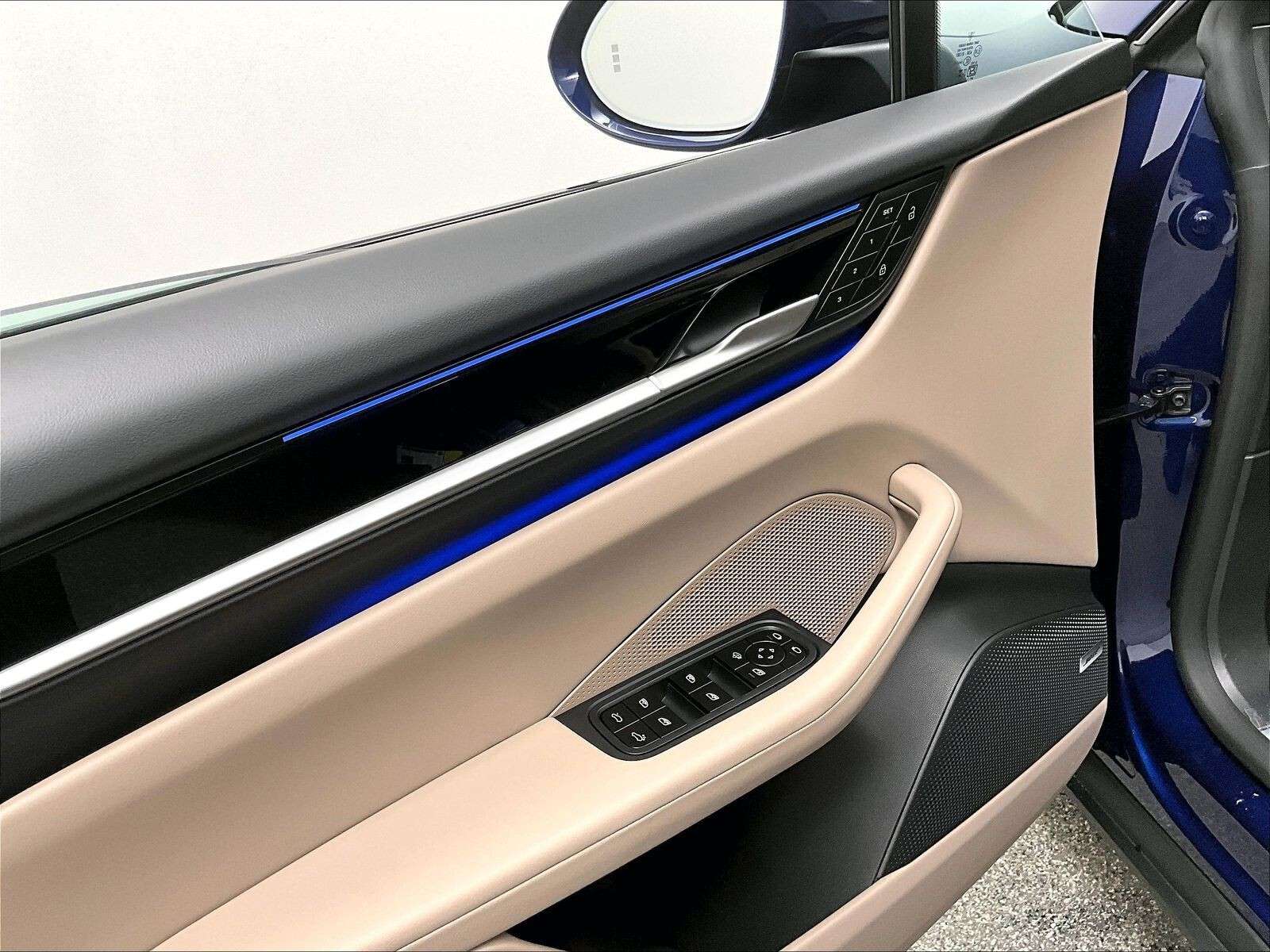 2025 Porsche Macan Electric 4S thumb 18