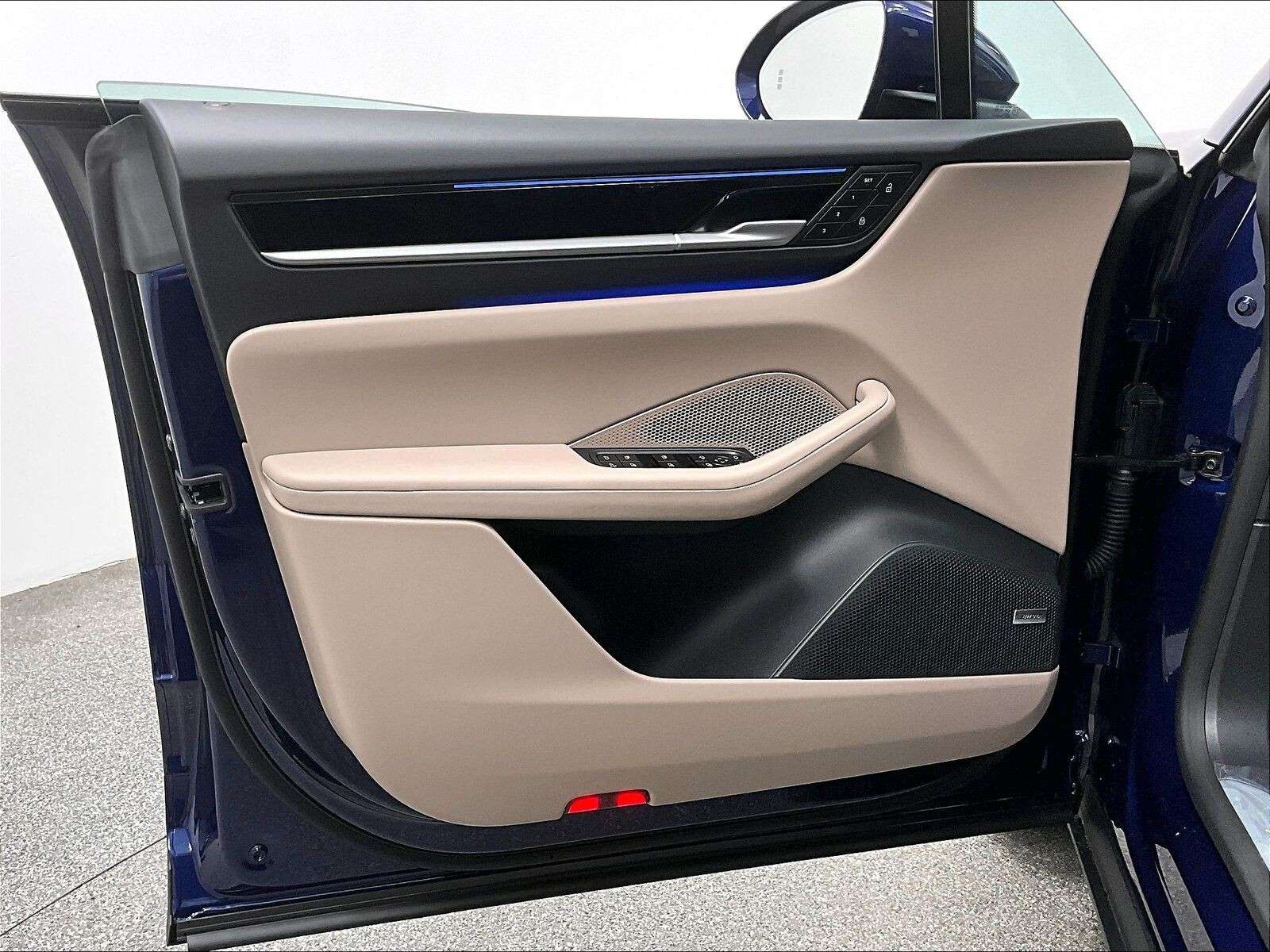 2025 Porsche Macan Electric 4S thumb 17