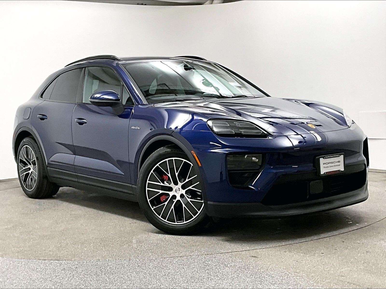 2025 Porsche Macan Electric 4S alt 3