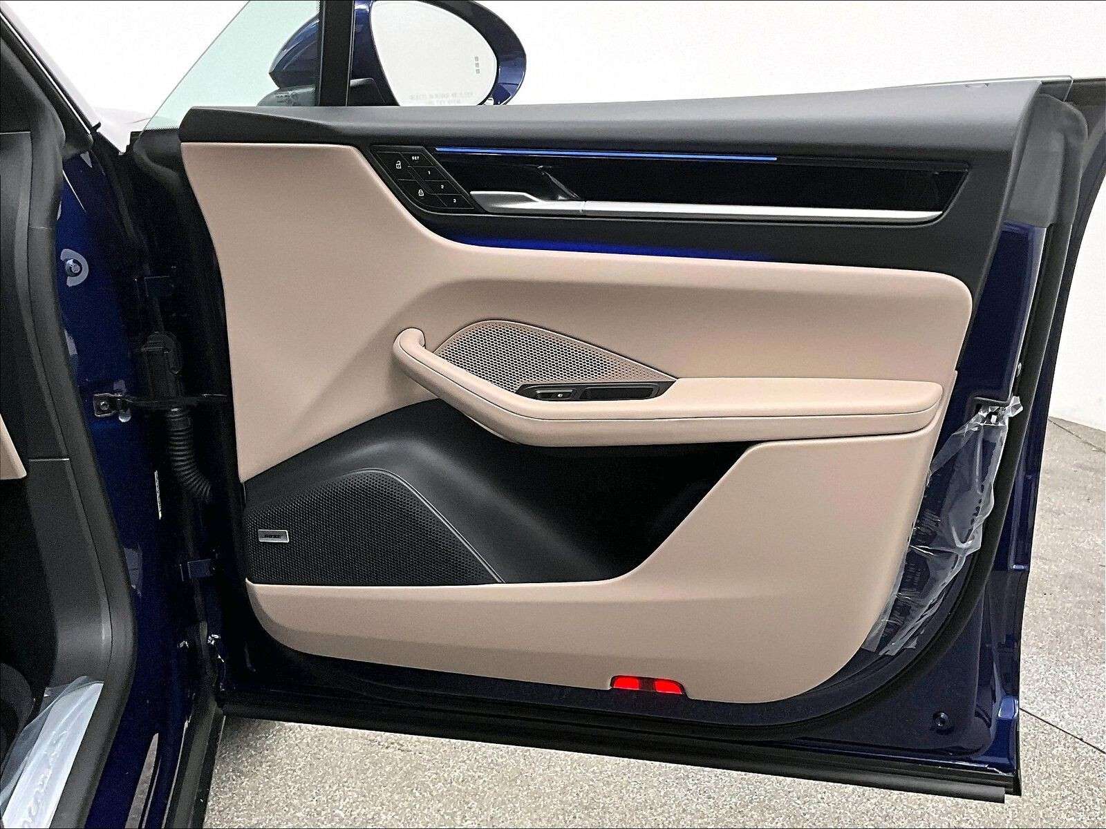 2025 Porsche Macan Electric 4S thumb 30