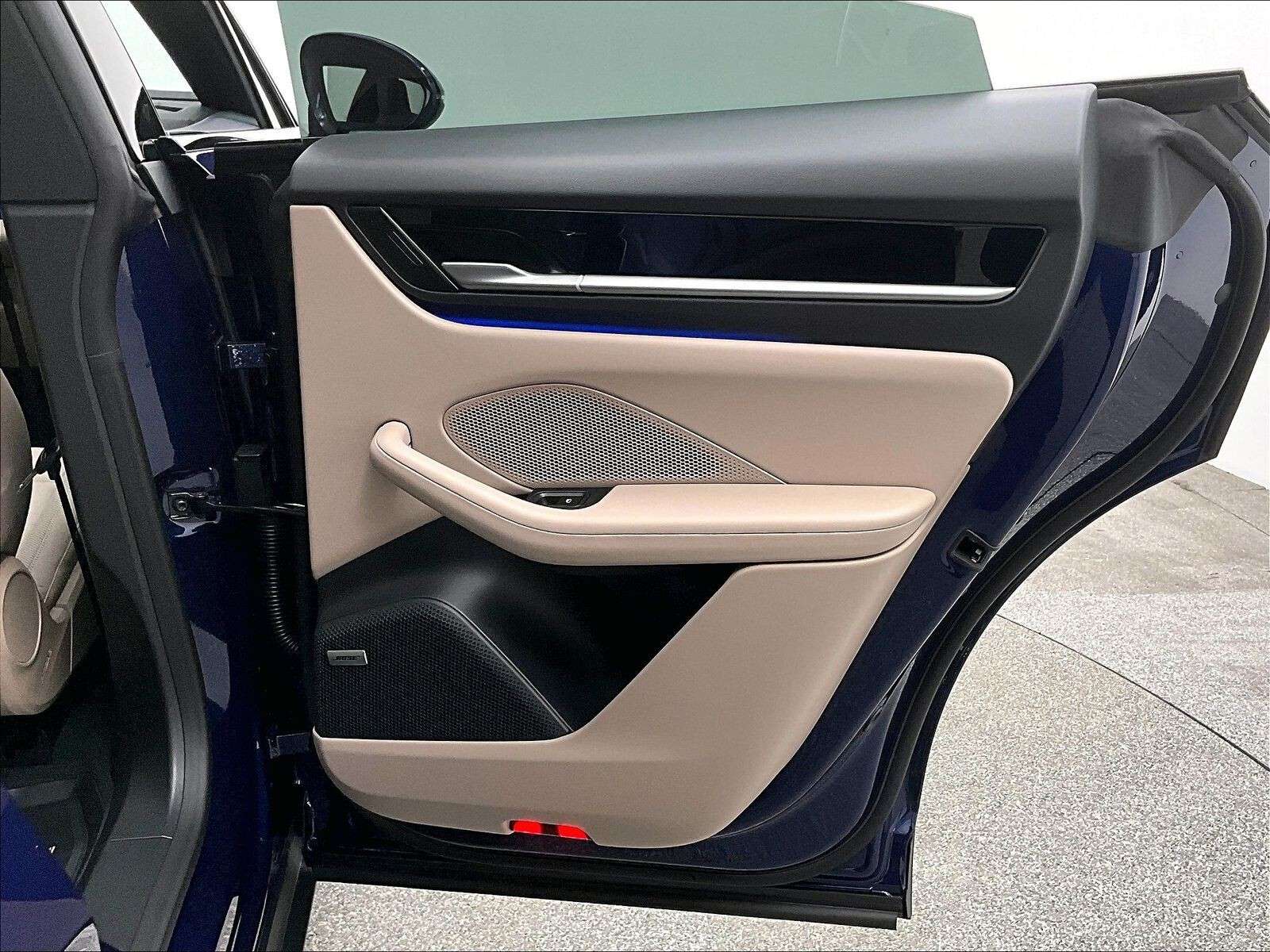 2025 Porsche Macan Electric 4S thumb 31