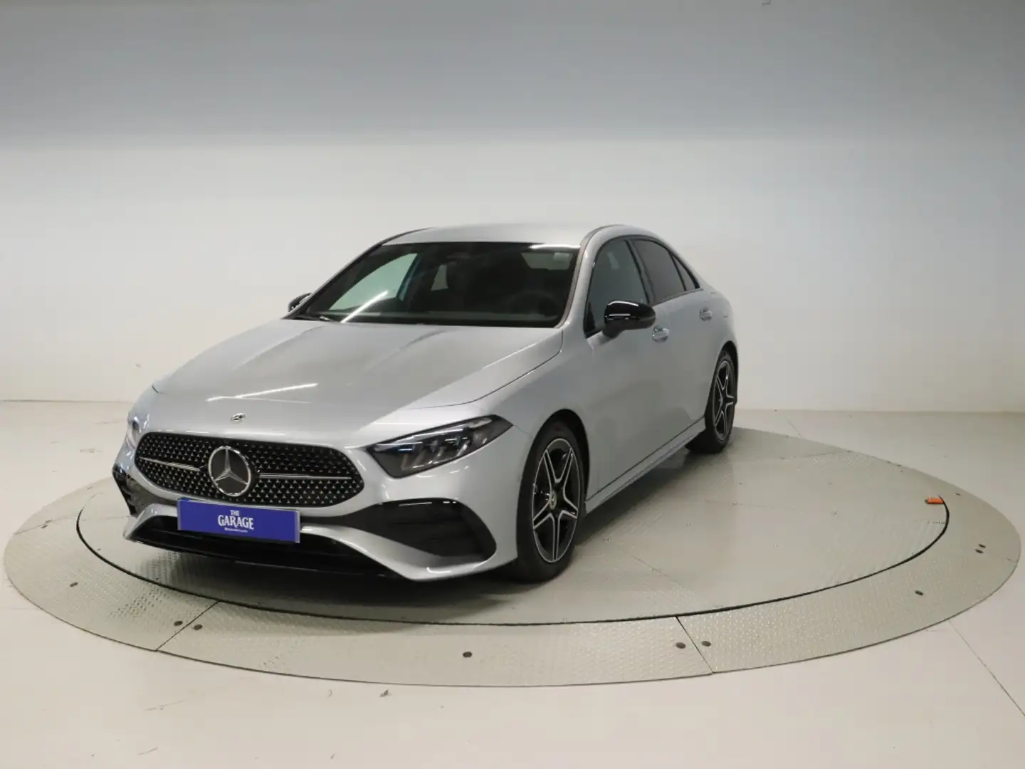 Mercedes-Benz A 180 -CLASS D SEDAN DCT 116 4P Silber - 1