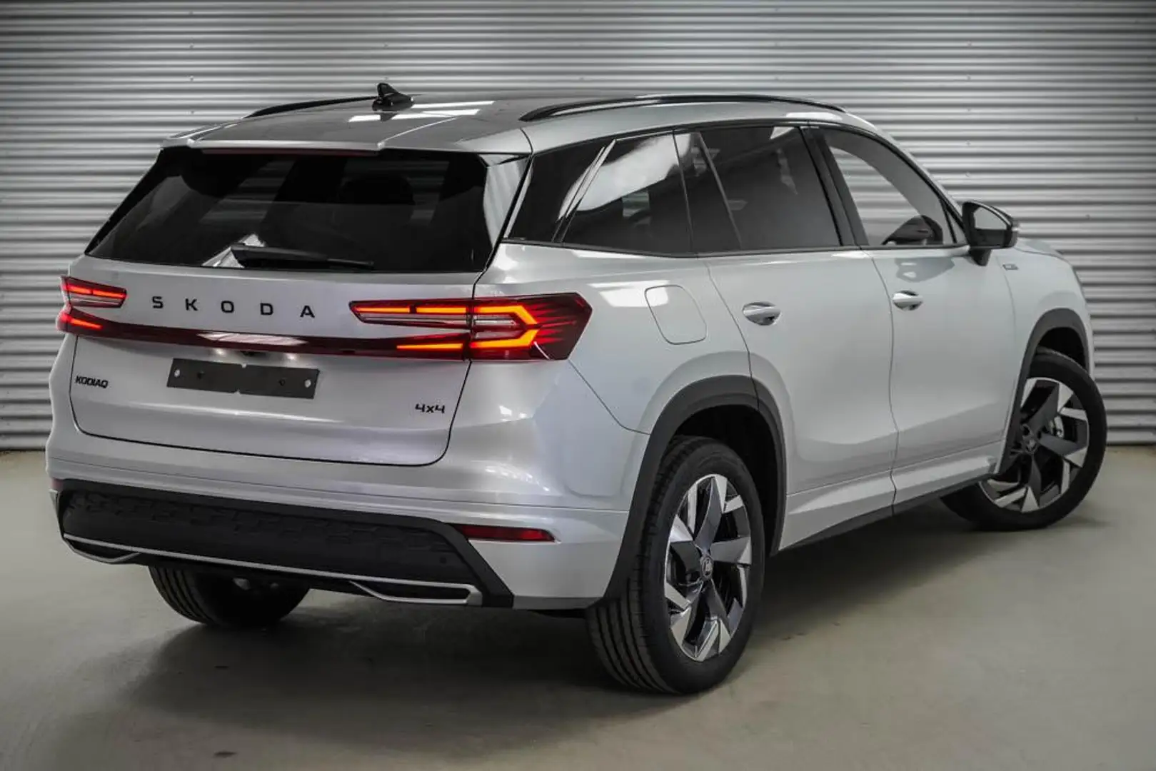 Skoda Kodiaq 2,0 TDI DSG 4x4 Sportline AHK - LAG -LAG. 142 k... Silber - 2