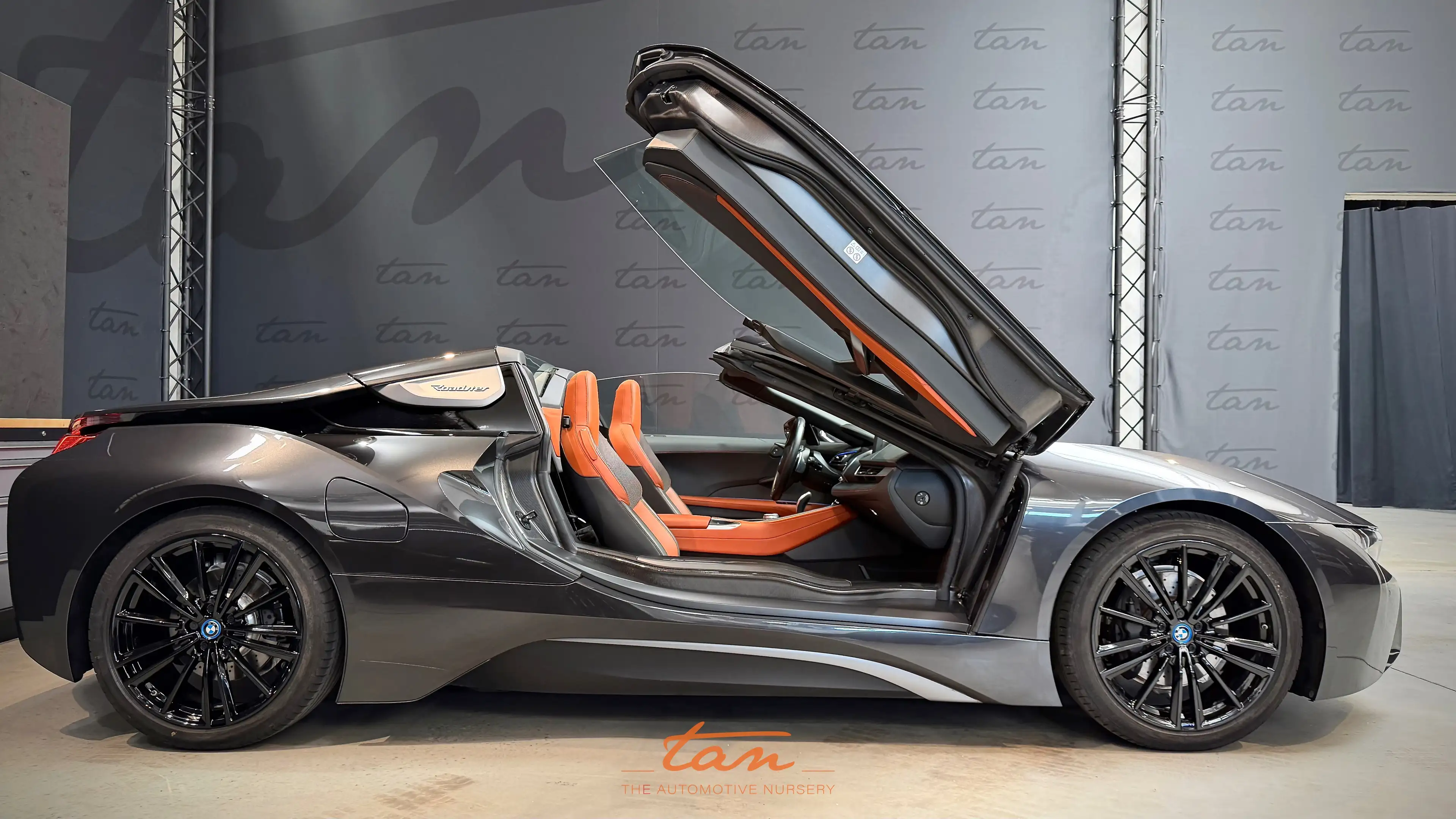 BMW i8 ROADSTER Plug-In Hybrid (11.6kWh) Full Options — photo 11