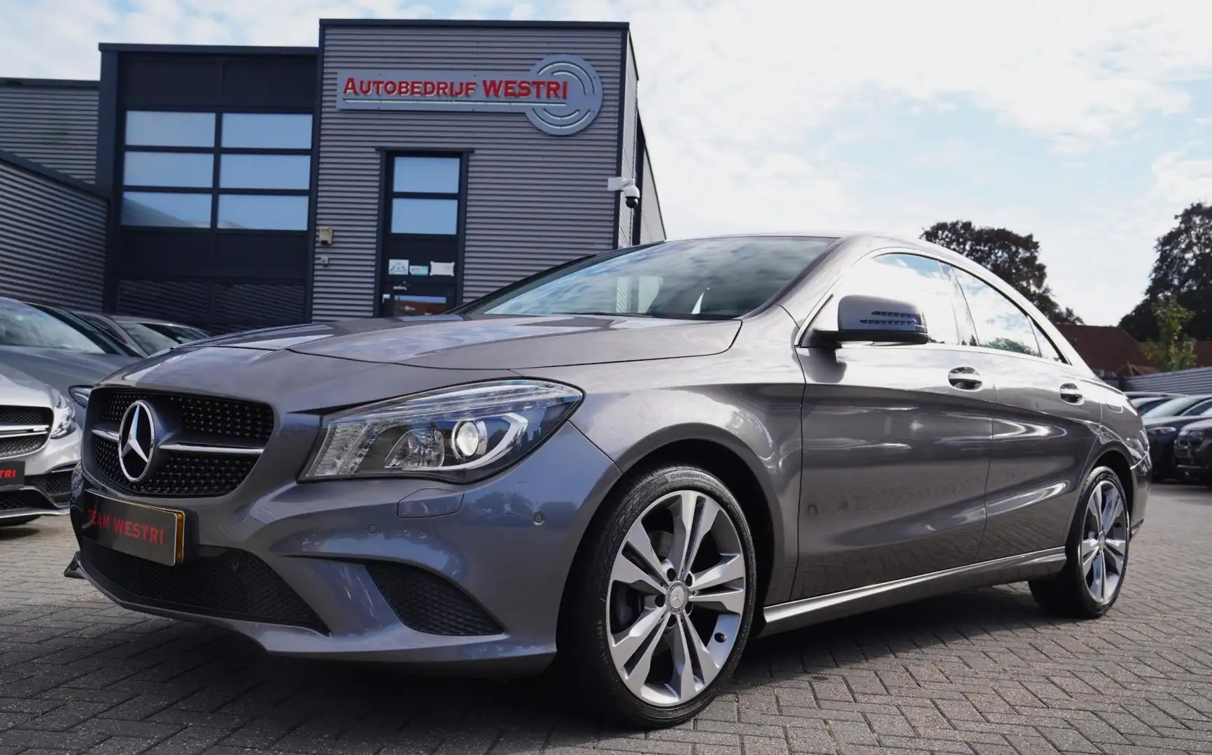 Mercedes-Benz CLA 180 Ambition | Automaat | Stoelverwarming | 100% onder Grijs - 1