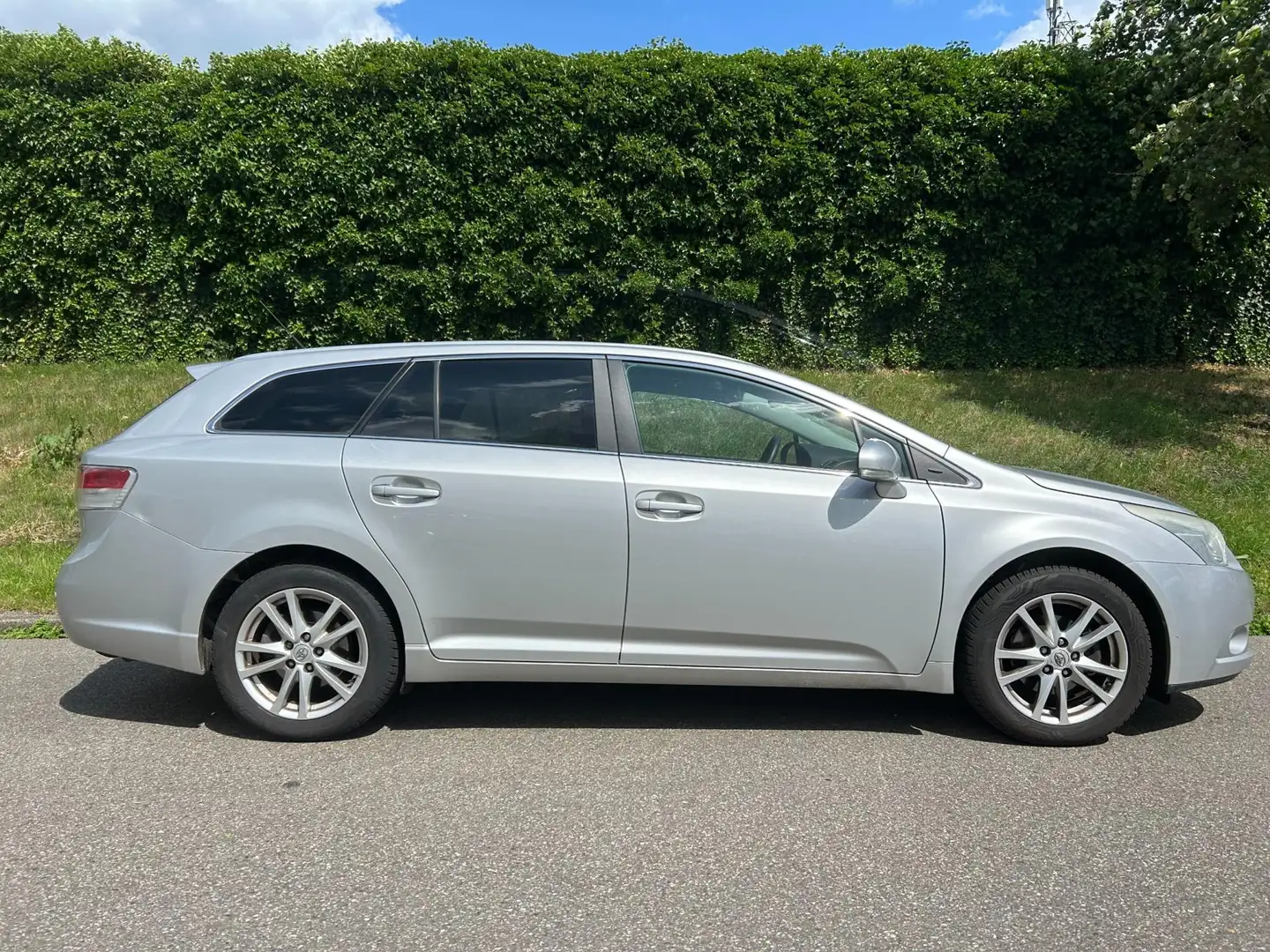 Toyota Avensis Wagon 1.8 VVTi Business - Clima - Navi - Camera Grijs - 2