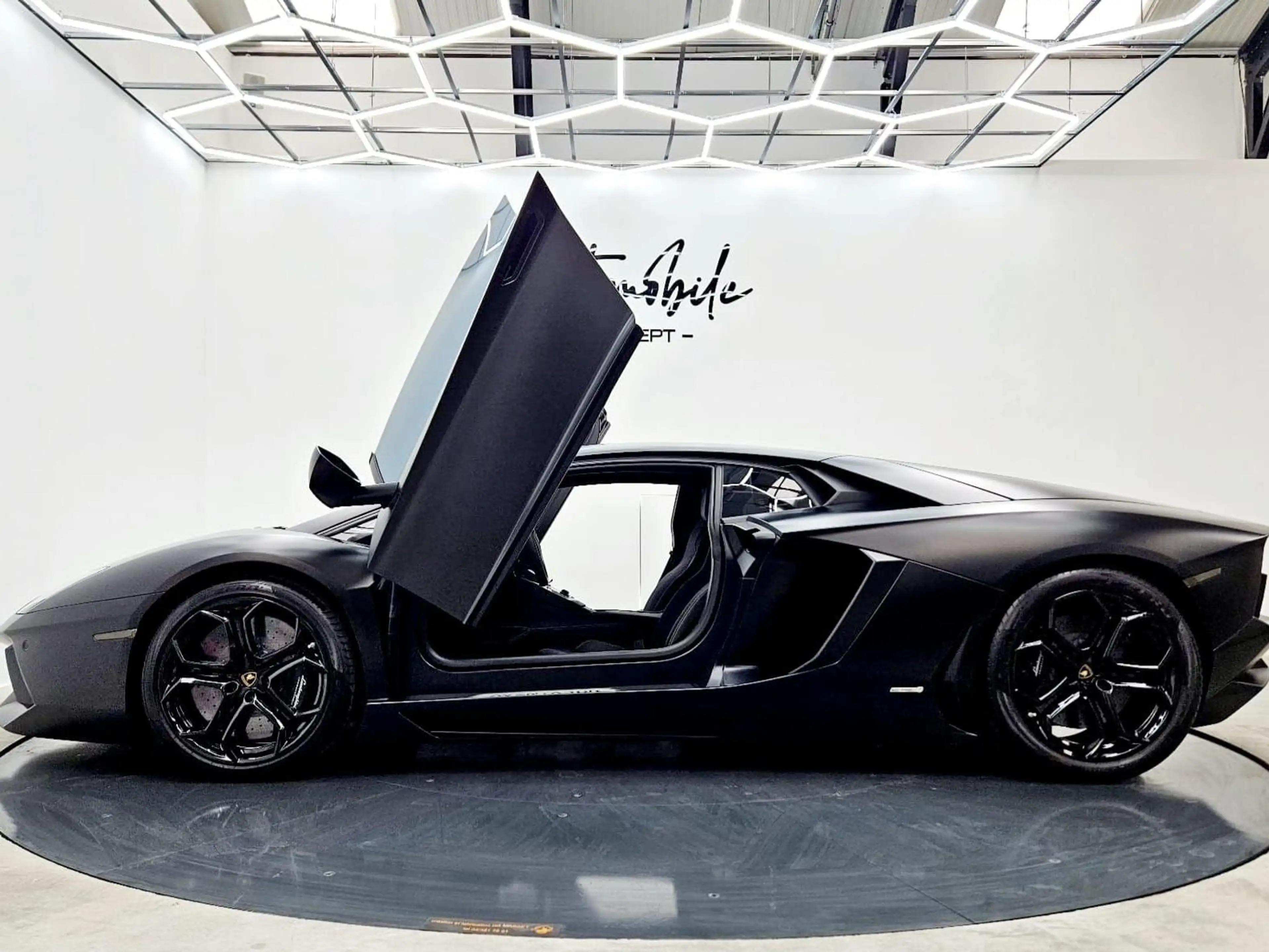 Lamborghini Aventador ⚫️LP700-4⚫️V12⚫️TVA DÉDUCTIBLE⚫️NERO NEMESIS COLOR — photo 2