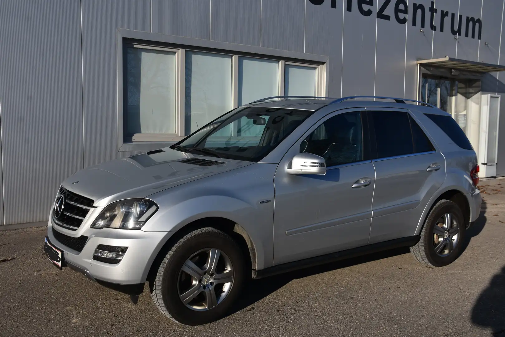 Mercedes-Benz ML 300 ML 300 CDI BlueEfficiency 4MATIC Aut. DPF Silber - 1