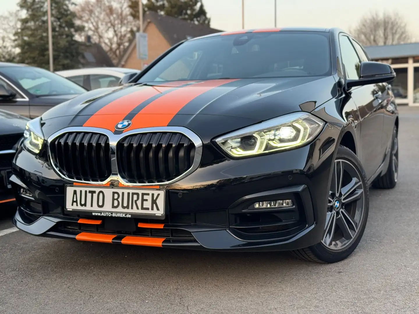 BMW 118 i DKG Sport Line Shadow Navi LED HiFi Shz 17" Schwarz - 1