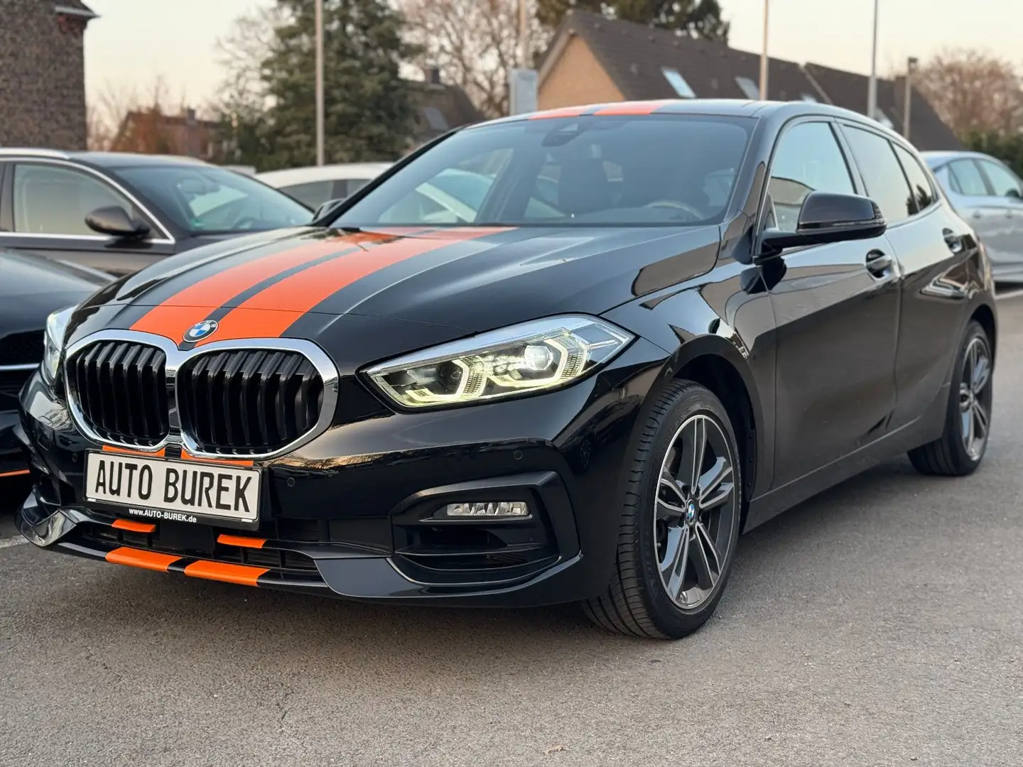 BMW 118 i DKG Sport Line Shadow Navi LED HiFi Shz 17" Schwarz - 2