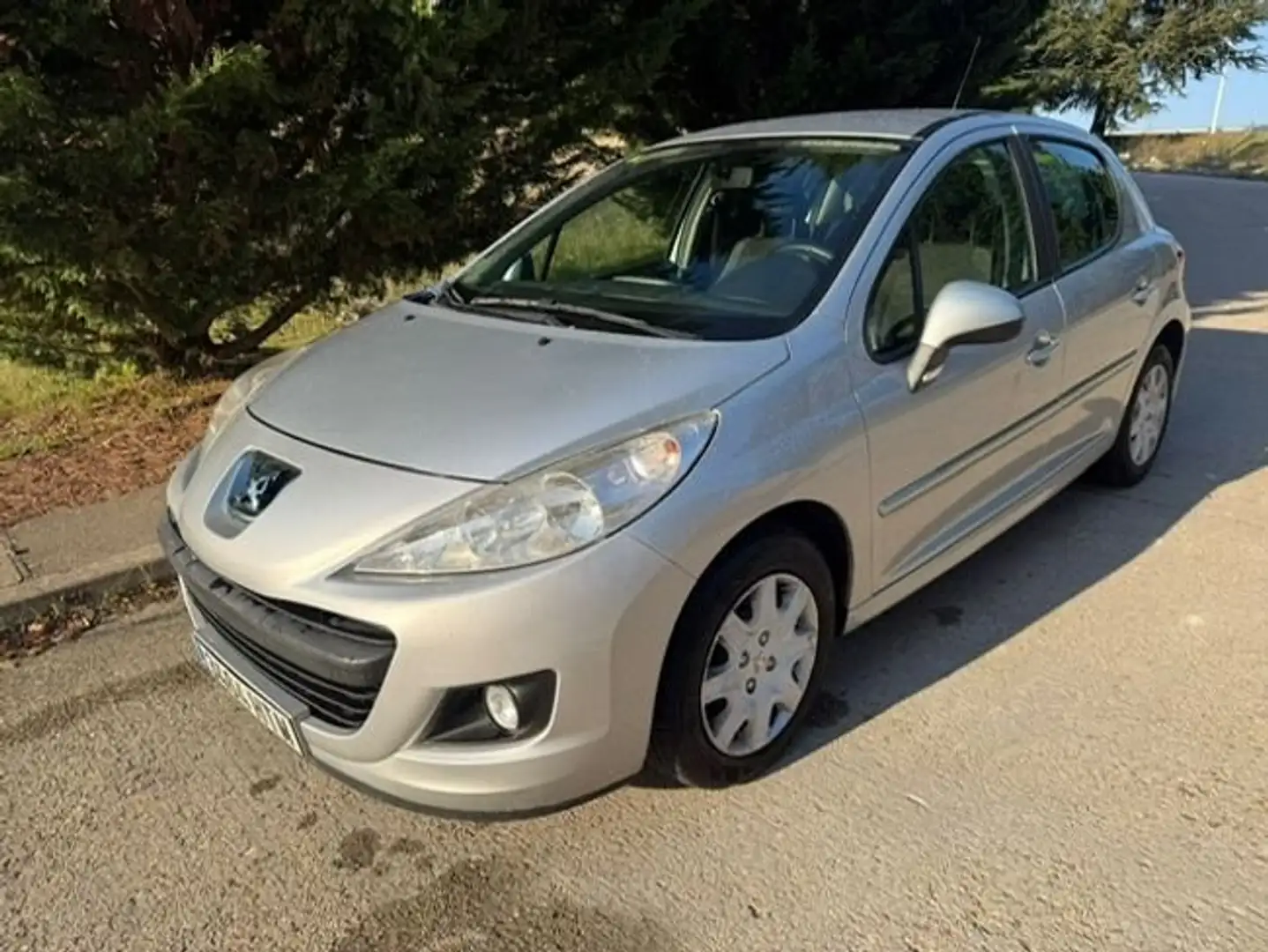 Peugeot 207 + 5p 1.4 HDi 68 Gris - 1